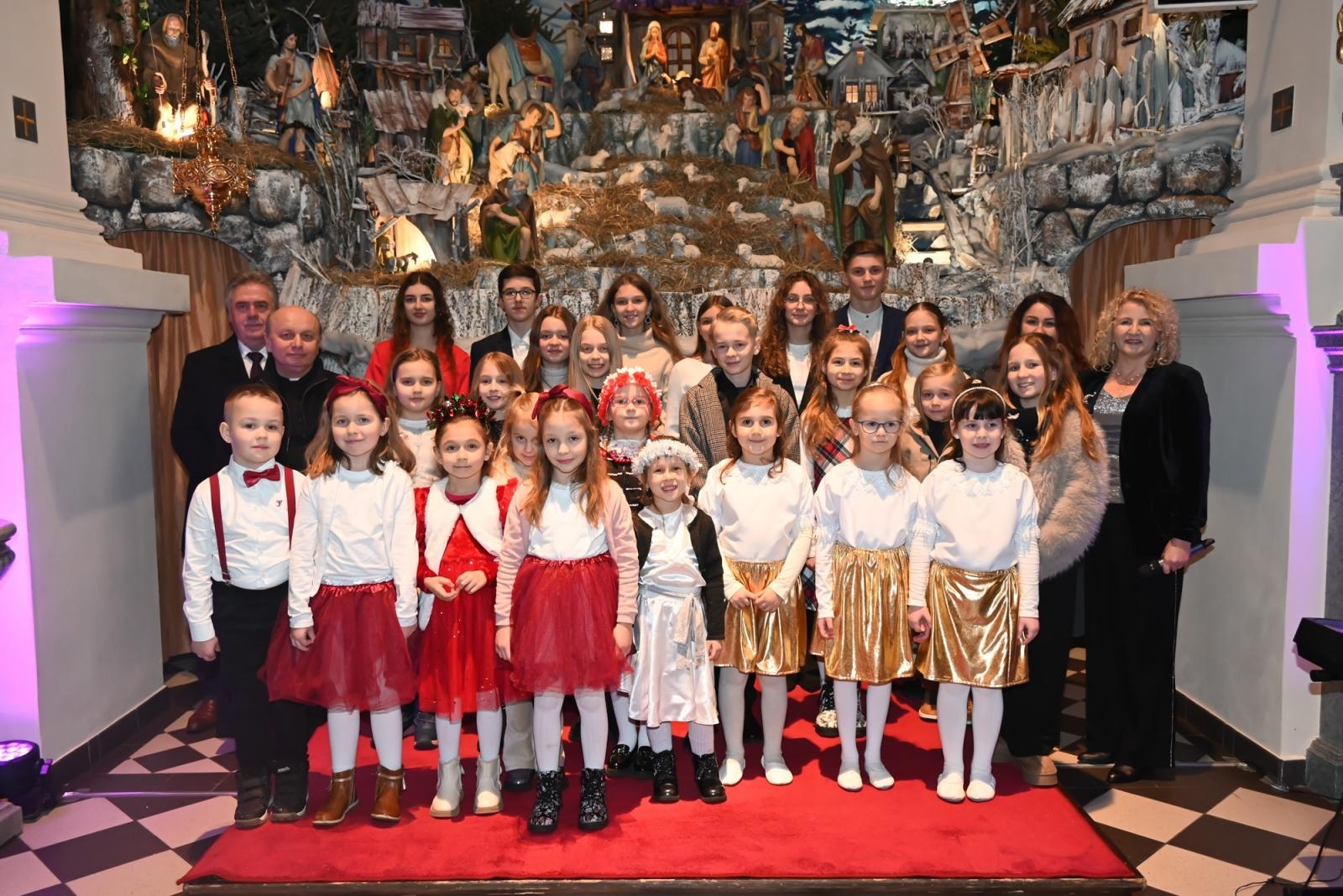 Zdjęcie w galerii na portalu naszraciborz.pl: Koncert Laureatów  XXI Przeglądu Kolęd i Pastorałek Święta z Kolędą – Weihnachten mit Weihnachtsliedern w Tworkowie wiadomości z regionu