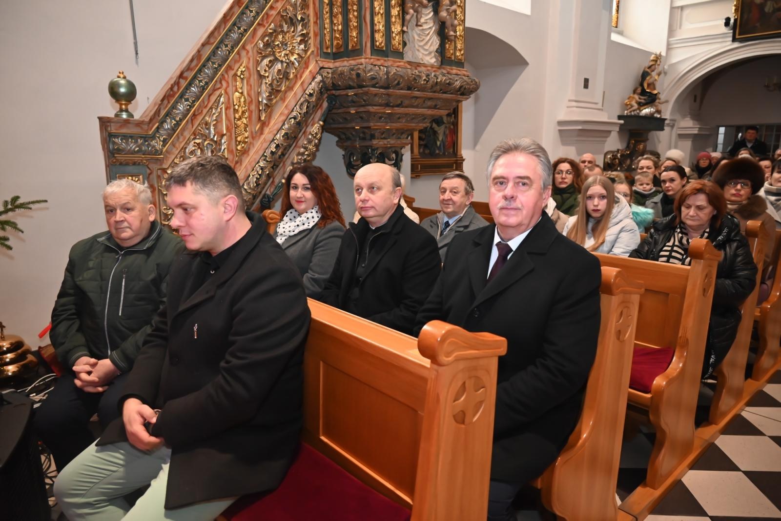 Zdjęcie w galerii na portalu naszraciborz.pl: Koncert Laureatów  XXI Przeglądu Kolęd i Pastorałek Święta z Kolędą – Weihnachten mit Weihnachtsliedern w Tworkowie wiadomości z regionu