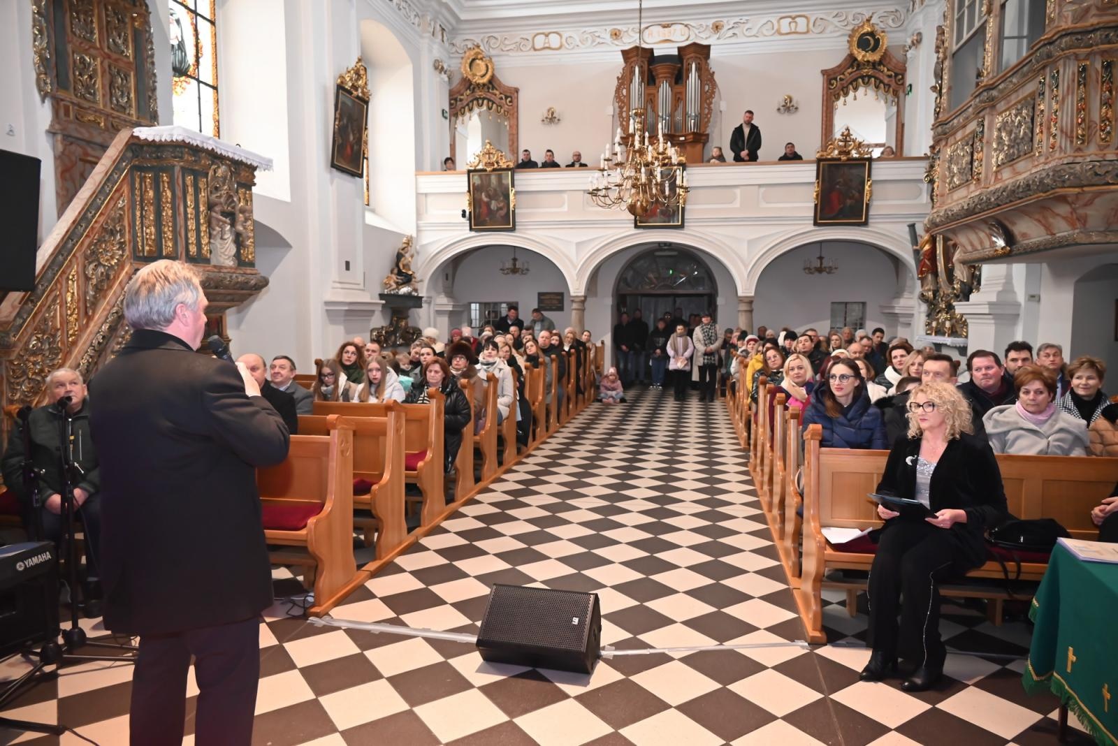 Zdjęcie w galerii na portalu naszraciborz.pl: Koncert Laureatów  XXI Przeglądu Kolęd i Pastorałek Święta z Kolędą – Weihnachten mit Weihnachtsliedern w Tworkowie wiadomości z regionu
