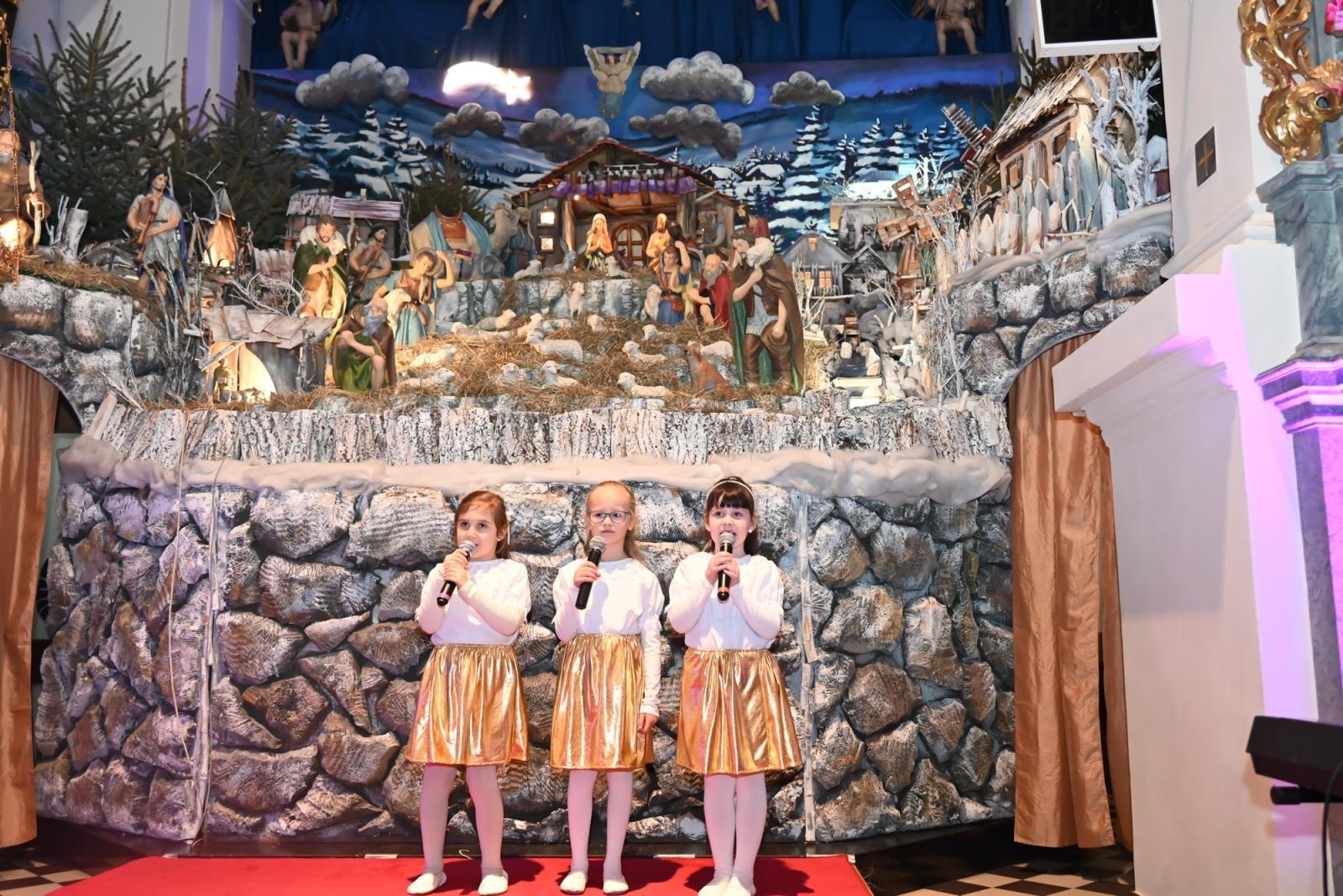 Zdjęcie w galerii na portalu naszraciborz.pl: Koncert Laureatów  XXI Przeglądu Kolęd i Pastorałek Święta z Kolędą – Weihnachten mit Weihnachtsliedern w Tworkowie wiadomości z regionu