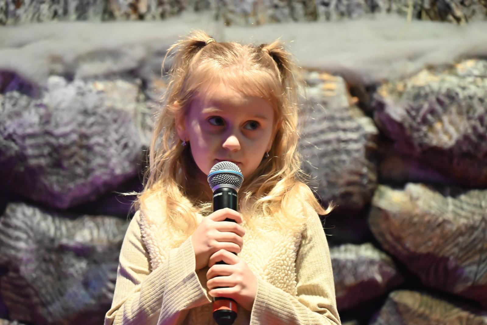 Zdjęcie w galerii na portalu naszraciborz.pl: Koncert Laureatów  XXI Przeglądu Kolęd i Pastorałek Święta z Kolędą – Weihnachten mit Weihnachtsliedern w Tworkowie wiadomości z regionu