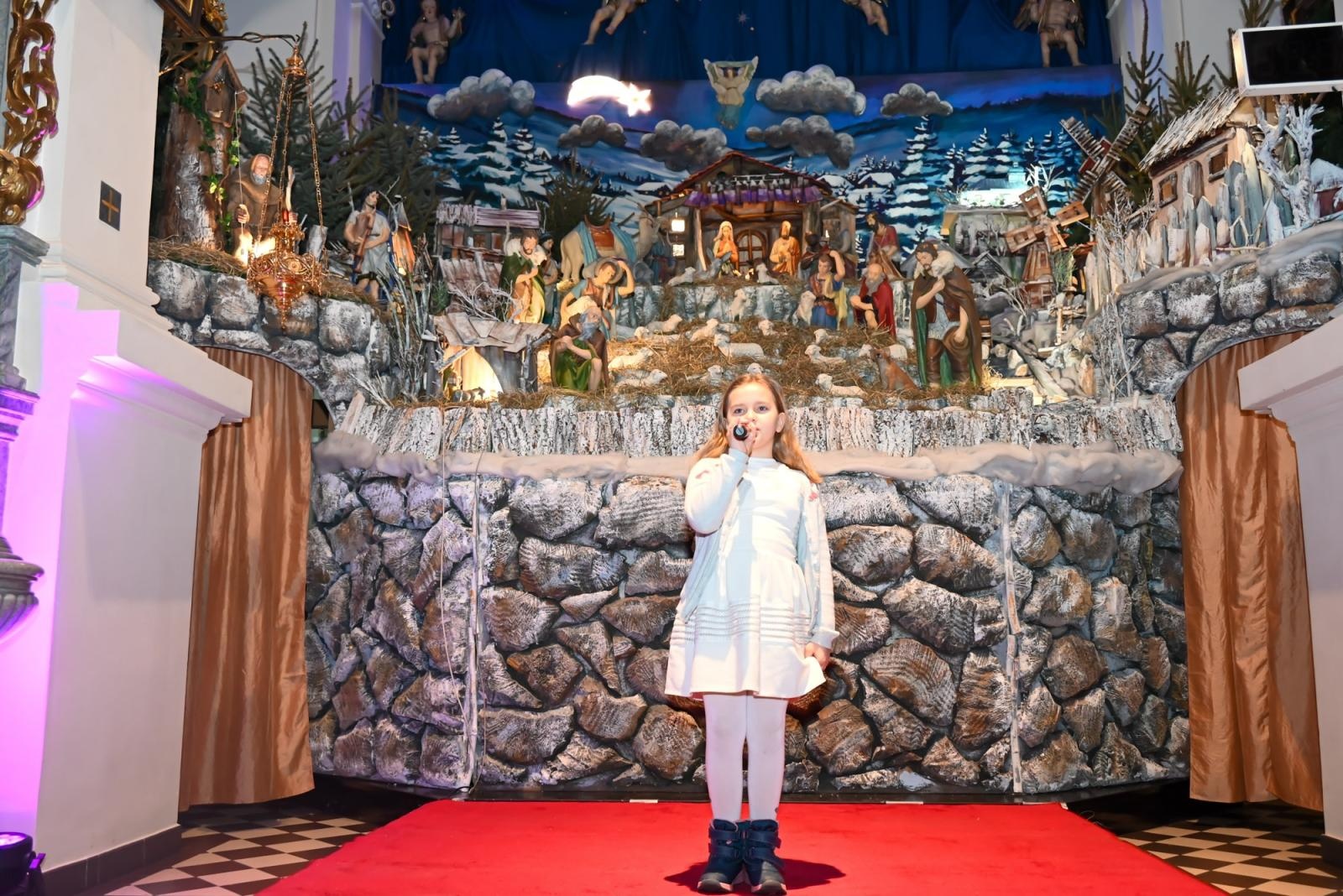 Zdjęcie w galerii na portalu naszraciborz.pl: Koncert Laureatów  XXI Przeglądu Kolęd i Pastorałek Święta z Kolędą – Weihnachten mit Weihnachtsliedern w Tworkowie wiadomości z regionu