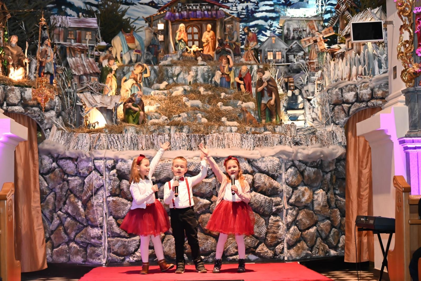 Zdjęcie w galerii na portalu naszraciborz.pl: Koncert Laureatów  XXI Przeglądu Kolęd i Pastorałek Święta z Kolędą – Weihnachten mit Weihnachtsliedern w Tworkowie wiadomości z regionu