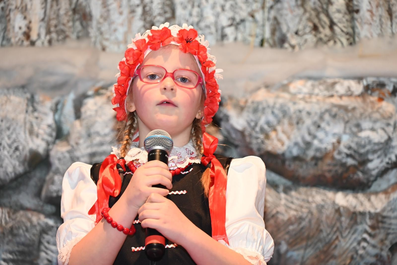 Zdjęcie w galerii na portalu naszraciborz.pl: Koncert Laureatów  XXI Przeglądu Kolęd i Pastorałek Święta z Kolędą – Weihnachten mit Weihnachtsliedern w Tworkowie wiadomości z regionu