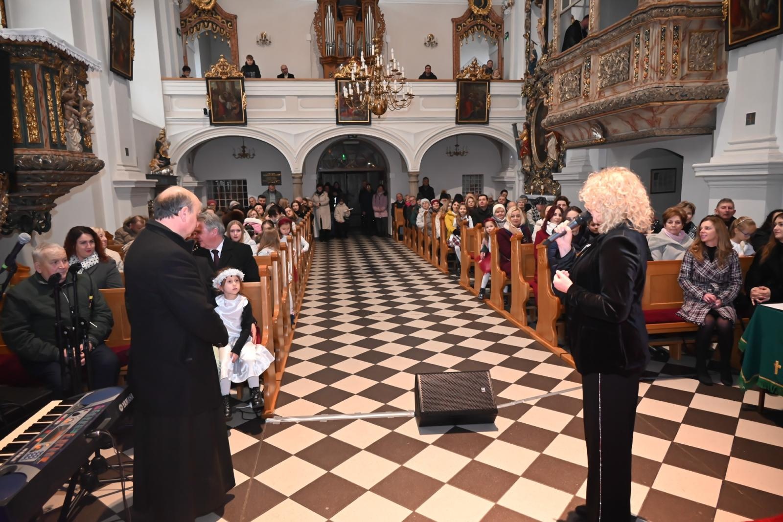 Zdjęcie w galerii na portalu naszraciborz.pl: Koncert Laureatów  XXI Przeglądu Kolęd i Pastorałek Święta z Kolędą – Weihnachten mit Weihnachtsliedern w Tworkowie wiadomości z regionu