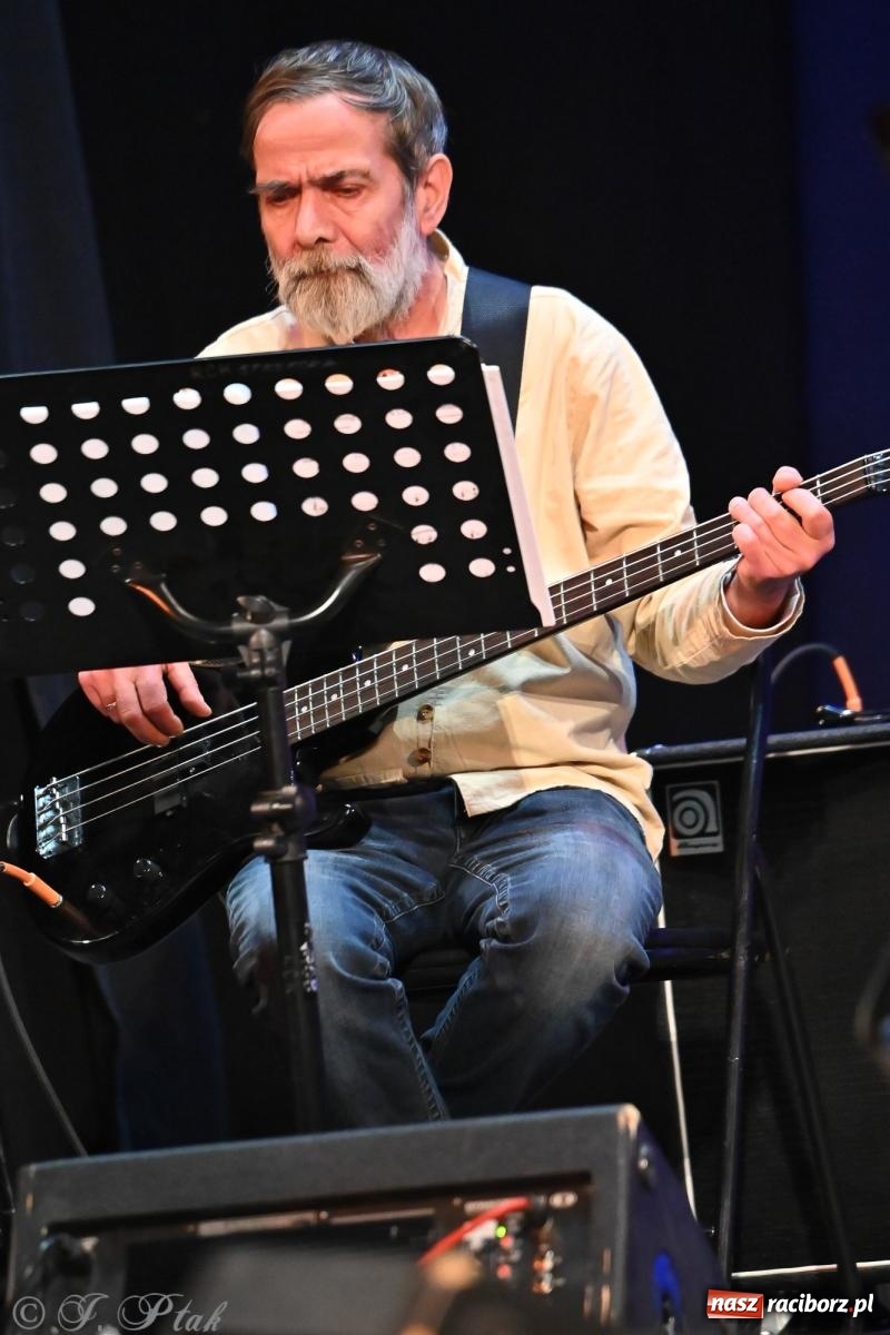 Zdjęcie w galerii na portalu naszraciborz.pl: Świąteczno-zimowy koncert GRUPY BEZ NAZWY w klimacie amerykańskich standardów wiadomości z regionu