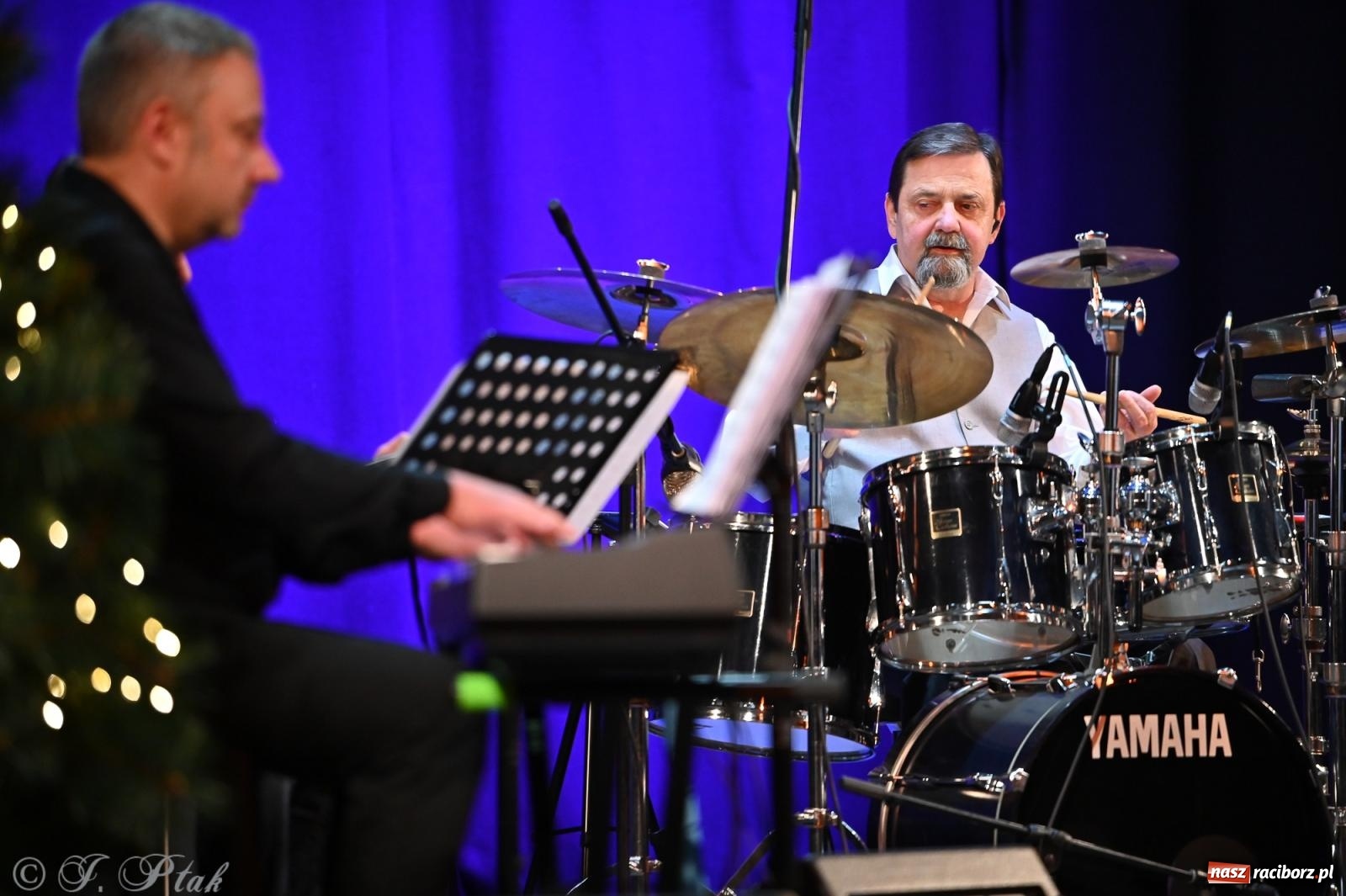 Zdjęcie w galerii na portalu naszraciborz.pl: Świąteczno-zimowy koncert GRUPY BEZ NAZWY w klimacie amerykańskich standardów wiadomości z regionu