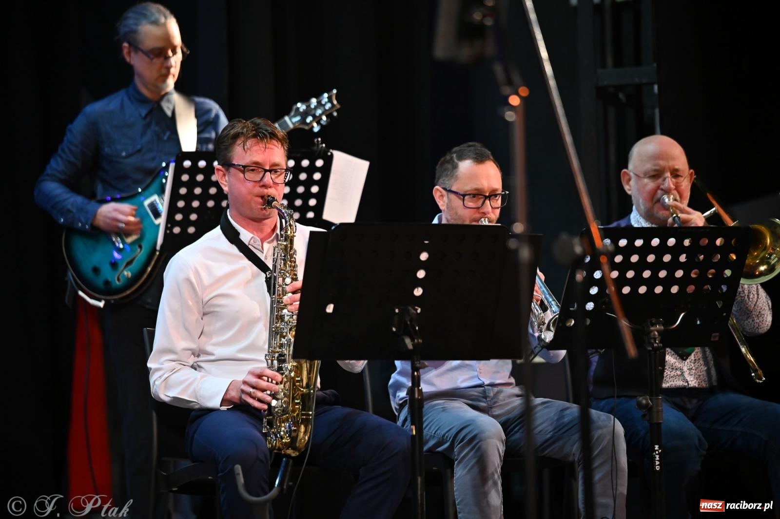 Zdjęcie w galerii na portalu naszraciborz.pl: Świąteczno-zimowy koncert GRUPY BEZ NAZWY w klimacie amerykańskich standardów wiadomości z regionu