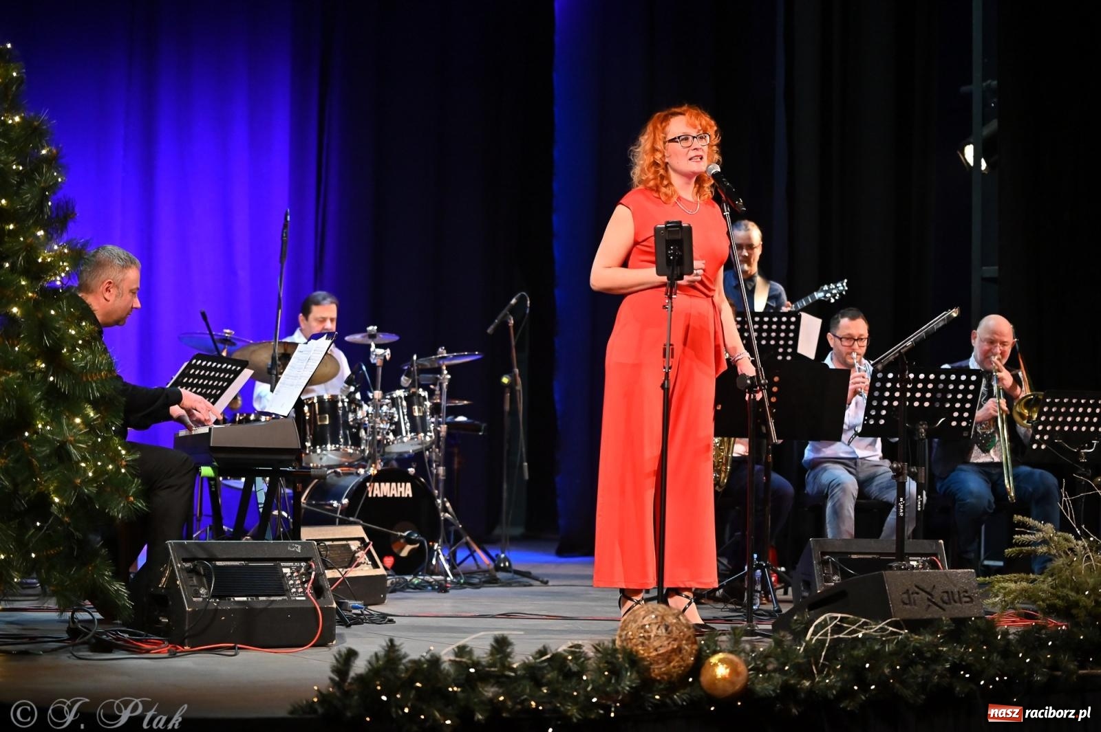 Zdjęcie w galerii na portalu naszraciborz.pl: Świąteczno-zimowy koncert GRUPY BEZ NAZWY w klimacie amerykańskich standardów wiadomości z regionu