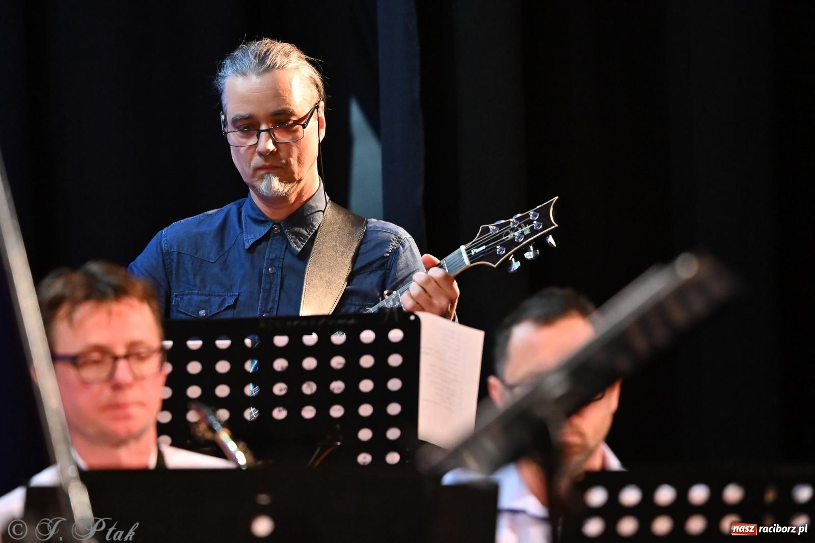 Zdjęcie w galerii na portalu naszraciborz.pl: Świąteczno-zimowy koncert GRUPY BEZ NAZWY w klimacie amerykańskich standardów wiadomości z regionu