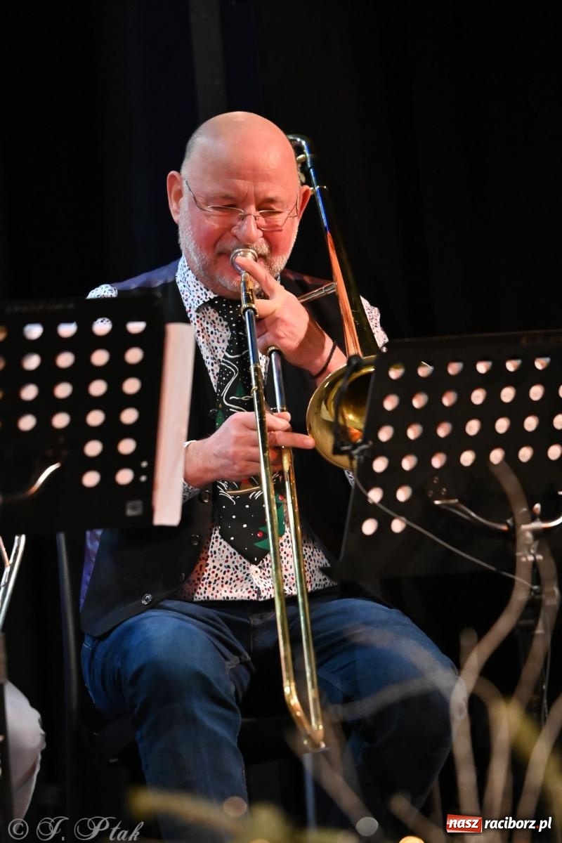 Zdjęcie w galerii na portalu naszraciborz.pl: Świąteczno-zimowy koncert GRUPY BEZ NAZWY w klimacie amerykańskich standardów wiadomości z regionu