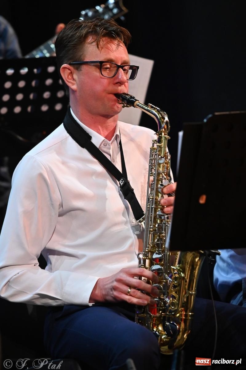 Zdjęcie w galerii na portalu naszraciborz.pl: Świąteczno-zimowy koncert GRUPY BEZ NAZWY w klimacie amerykańskich standardów wiadomości z regionu