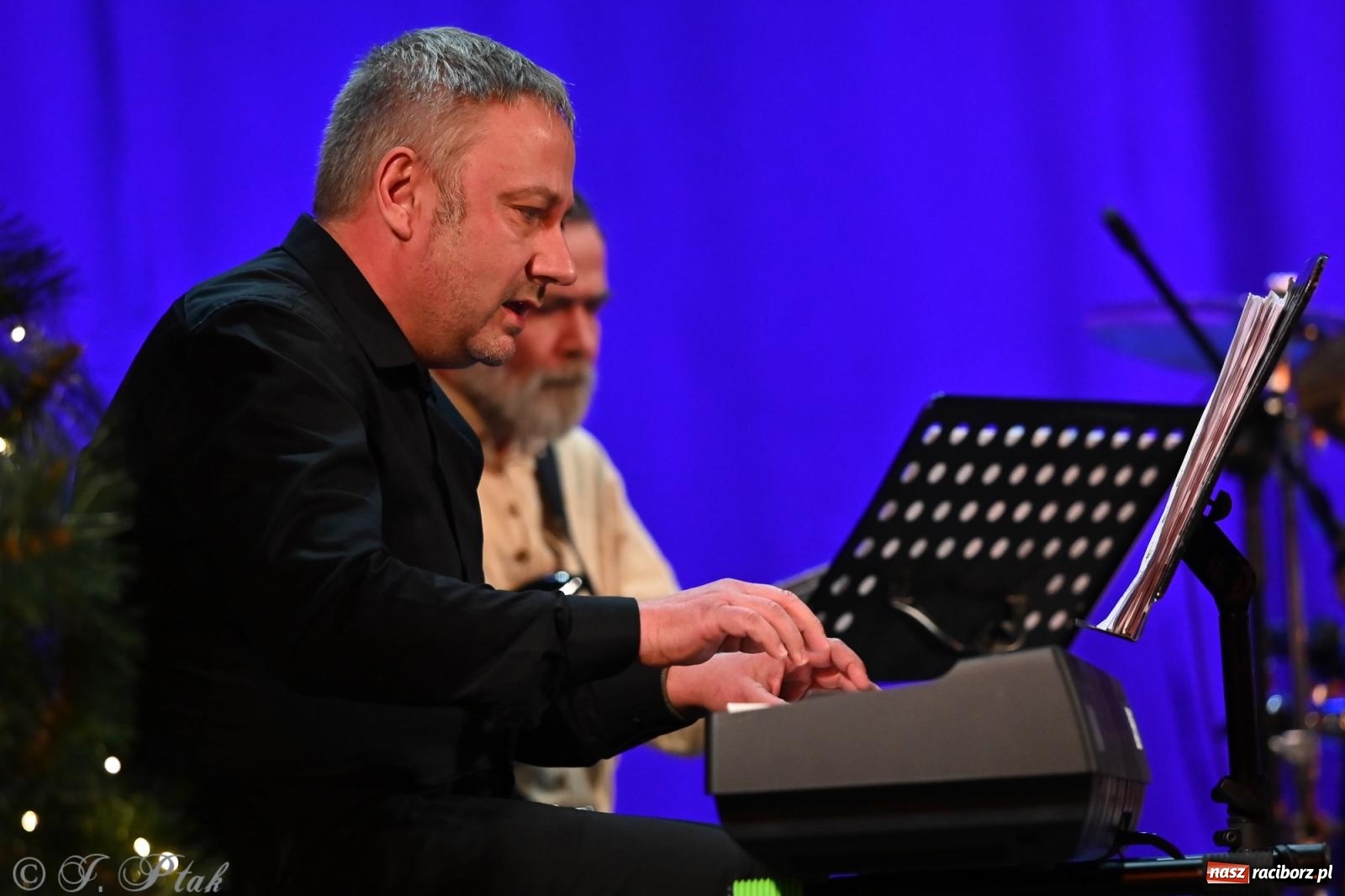 Zdjęcie w galerii na portalu naszraciborz.pl: Świąteczno-zimowy koncert GRUPY BEZ NAZWY w klimacie amerykańskich standardów wiadomości z regionu