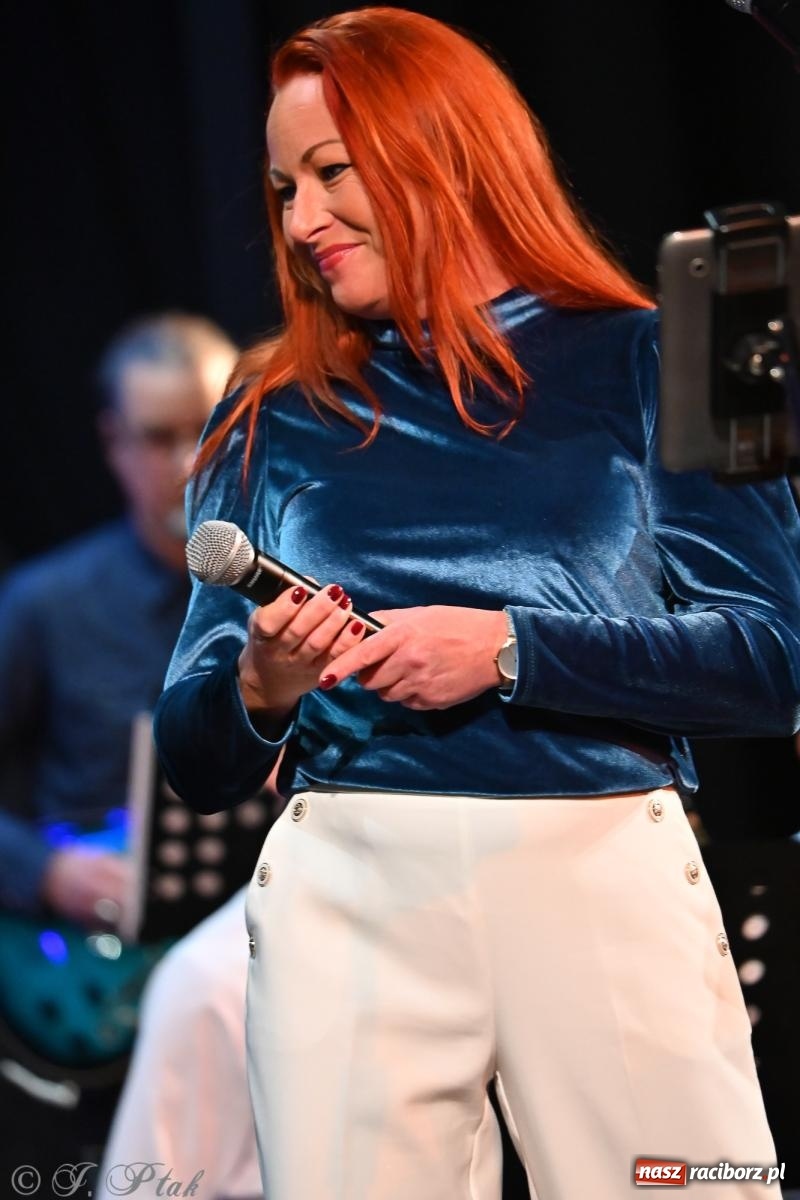 Zdjęcie w galerii na portalu naszraciborz.pl: Świąteczno-zimowy koncert GRUPY BEZ NAZWY w klimacie amerykańskich standardów wiadomości z regionu