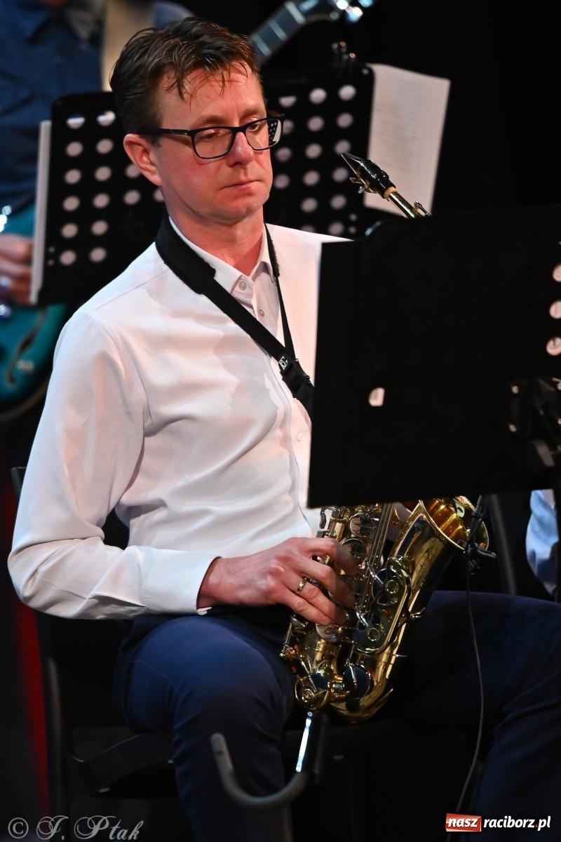 Zdjęcie w galerii na portalu naszraciborz.pl: Świąteczno-zimowy koncert GRUPY BEZ NAZWY w klimacie amerykańskich standardów wiadomości z regionu