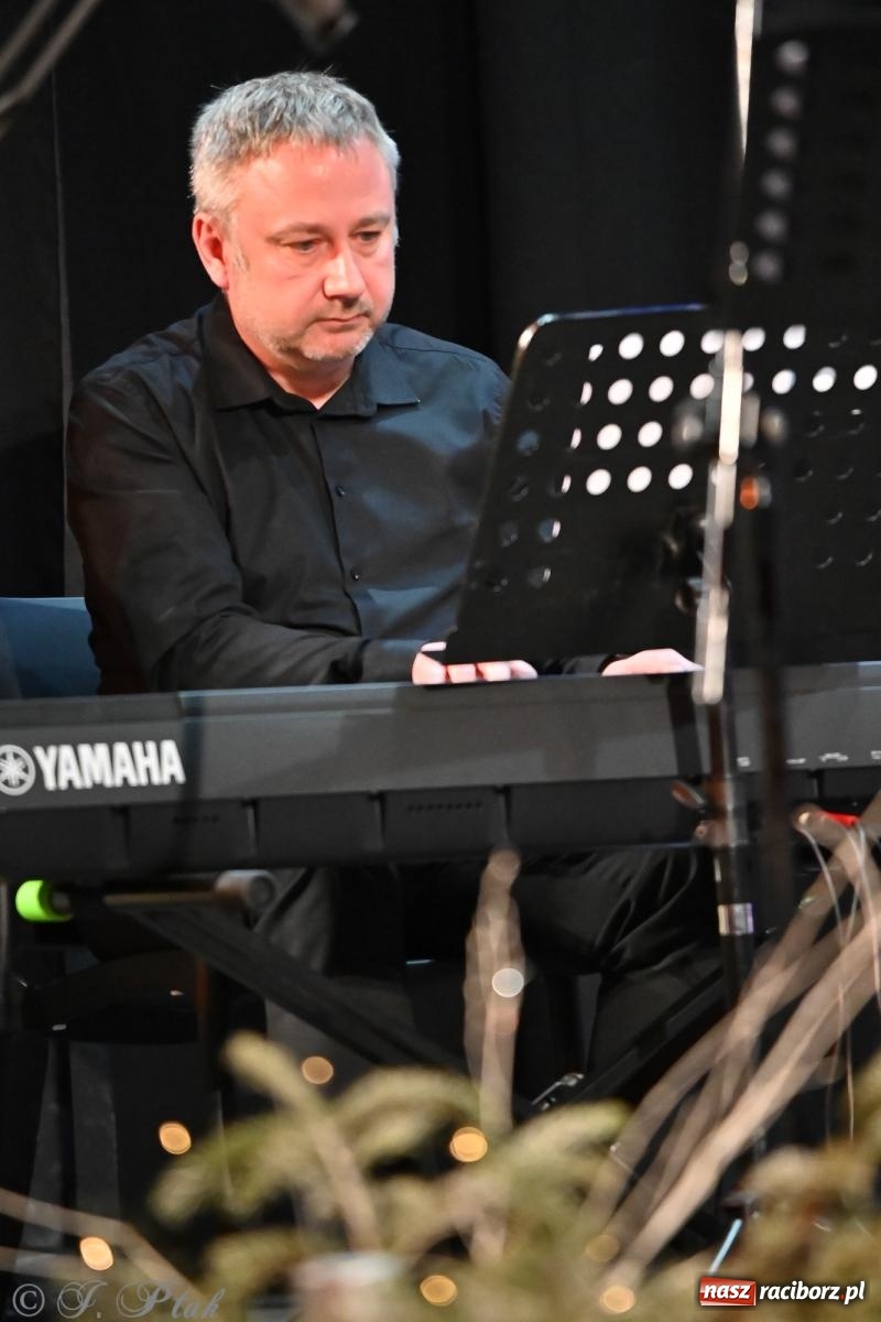 Zdjęcie w galerii na portalu naszraciborz.pl: Świąteczno-zimowy koncert GRUPY BEZ NAZWY w klimacie amerykańskich standardów wiadomości z regionu