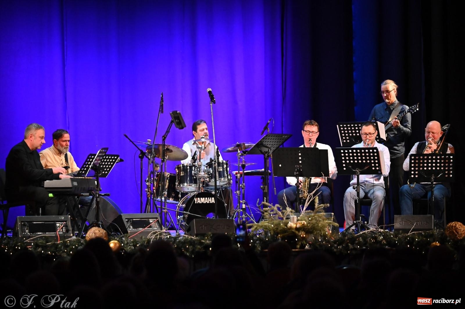 Zdjęcie w galerii na portalu naszraciborz.pl: Świąteczno-zimowy koncert GRUPY BEZ NAZWY w klimacie amerykańskich standardów wiadomości z regionu