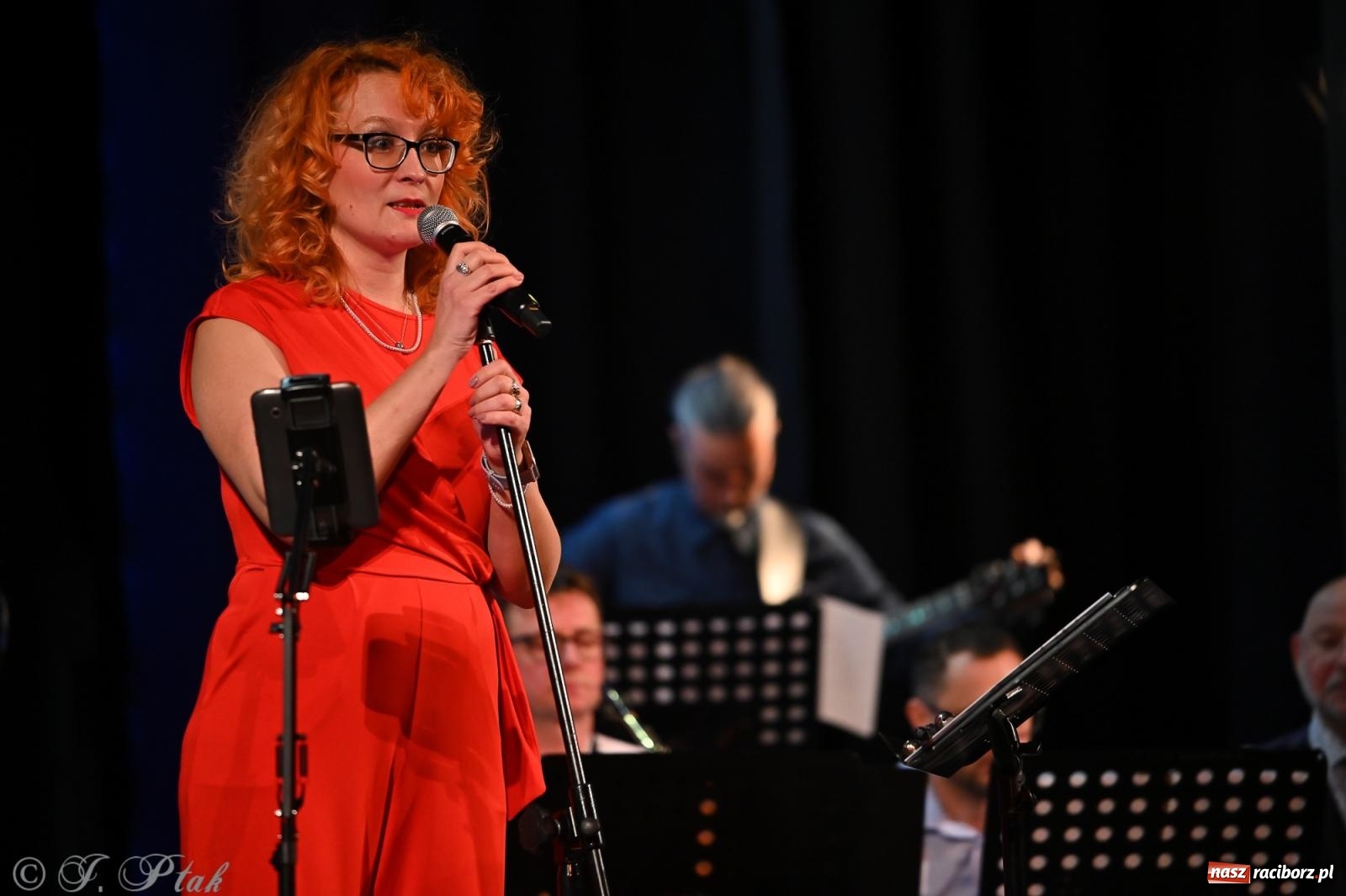 Zdjęcie w galerii na portalu naszraciborz.pl: Świąteczno-zimowy koncert GRUPY BEZ NAZWY w klimacie amerykańskich standardów wiadomości z regionu