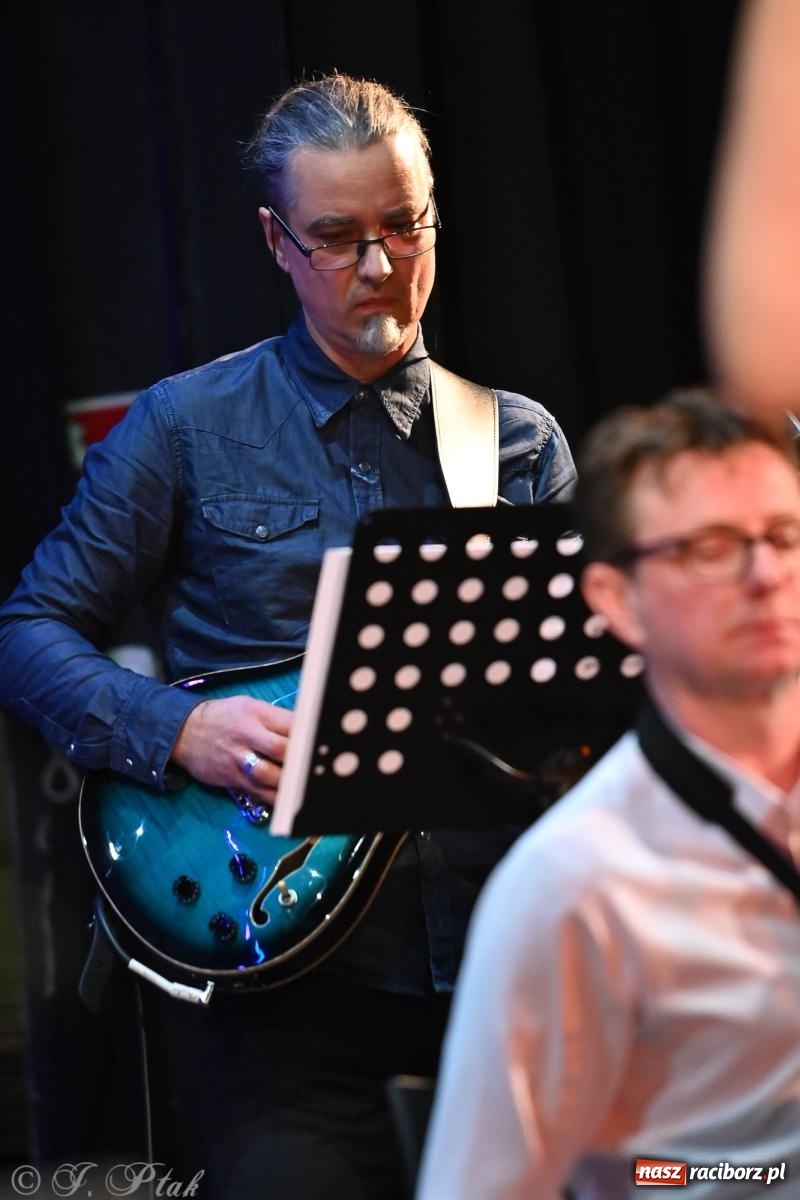 Zdjęcie w galerii na portalu naszraciborz.pl: Świąteczno-zimowy koncert GRUPY BEZ NAZWY w klimacie amerykańskich standardów wiadomości z regionu