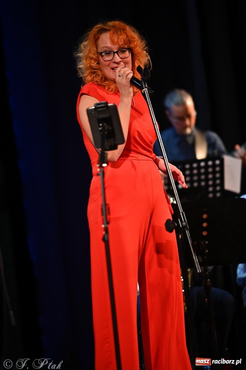 Zdjęcie w galerii na portalu naszraciborz.pl: Świąteczno-zimowy koncert GRUPY BEZ NAZWY w klimacie amerykańskich standardów wiadomości z regionu