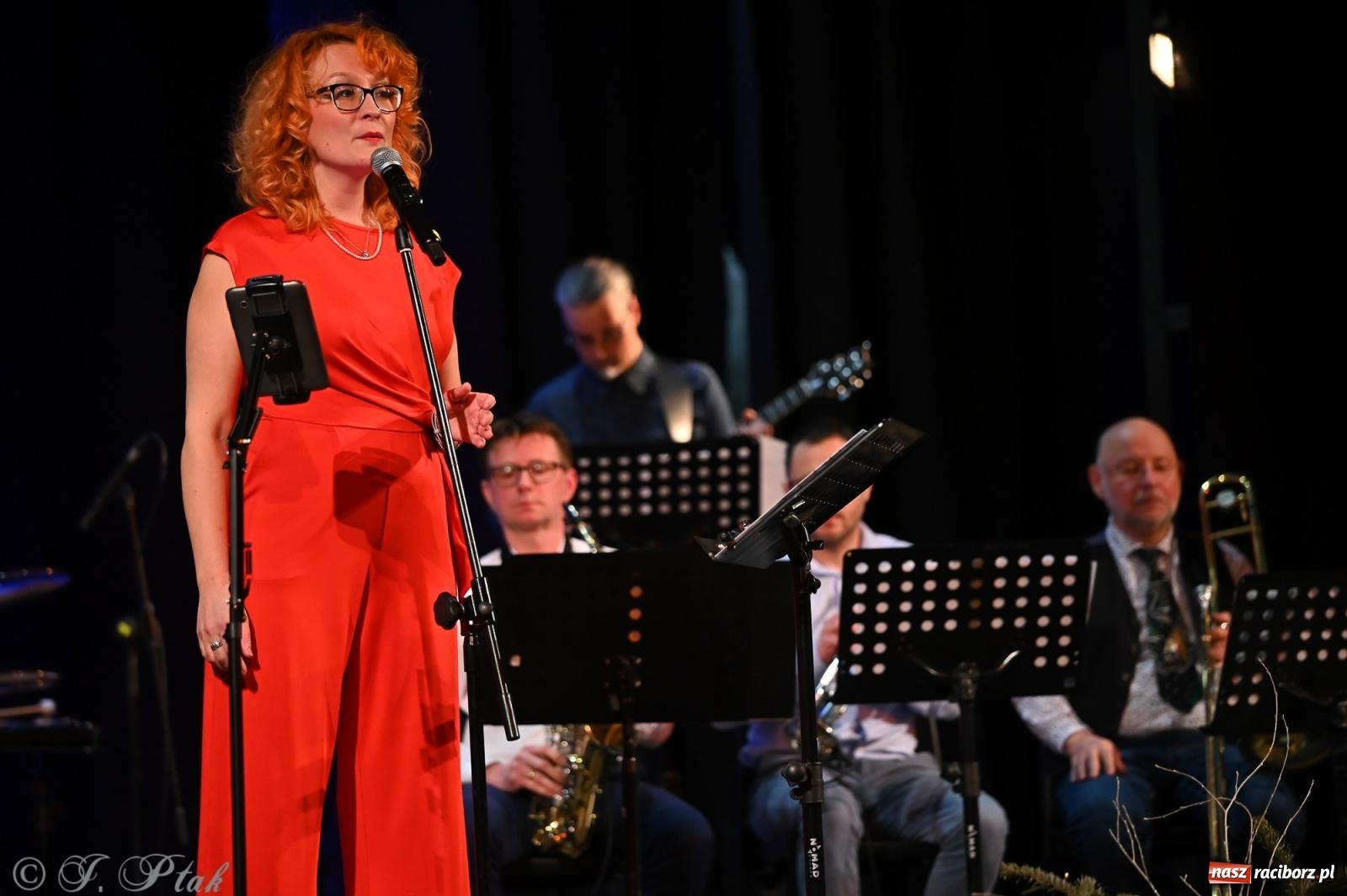 Zdjęcie w galerii na portalu naszraciborz.pl: Świąteczno-zimowy koncert GRUPY BEZ NAZWY w klimacie amerykańskich standardów wiadomości z regionu