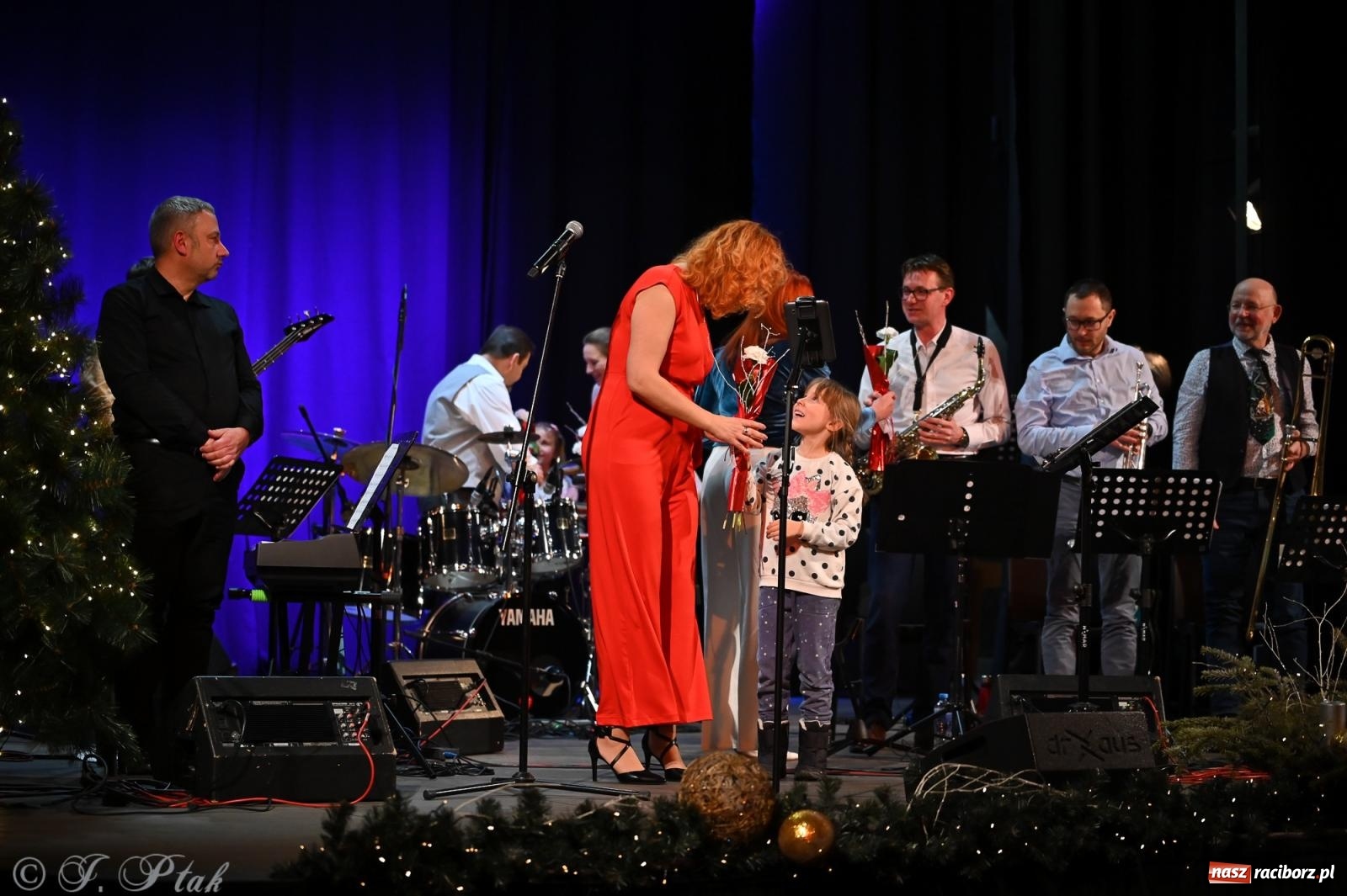 Zdjęcie w galerii na portalu naszraciborz.pl: Świąteczno-zimowy koncert GRUPY BEZ NAZWY w klimacie amerykańskich standardów wiadomości z regionu