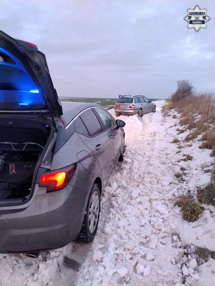 Zdjęcie w galerii na portalu naszraciborz.pl: Ucieczka przed policyjną kontrolą zakończyła się w zaspie wiadomości z regionu