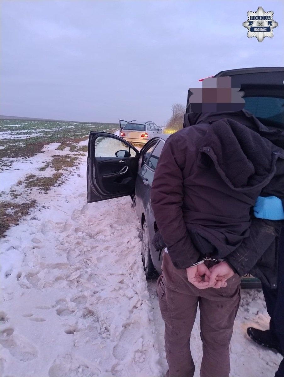 Zdjęcie w galerii na portalu naszraciborz.pl: Ucieczka przed policyjną kontrolą zakończyła się w zaspie wiadomości z regionu