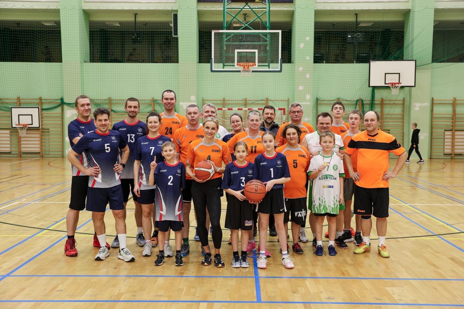 Zdjęcie w galerii na portalu naszraciborz.pl: Kosmiczny mecz koszykówki podczas 34. Finału WOŚP w Raciborzu wiadomości z regionu