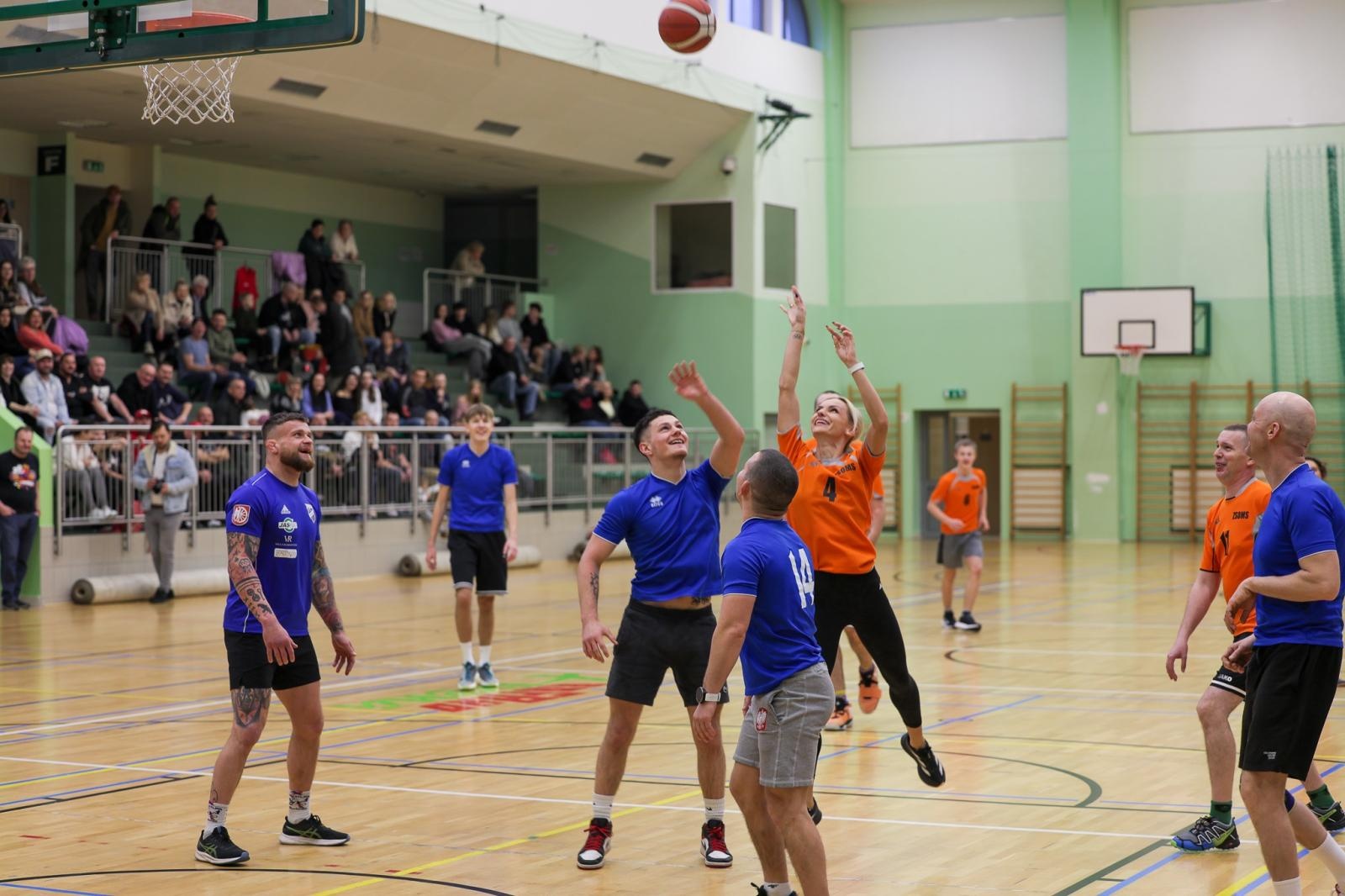 Zdjęcie w galerii na portalu naszraciborz.pl: Kosmiczny mecz koszykówki podczas 34. Finału WOŚP w Raciborzu wiadomości z regionu