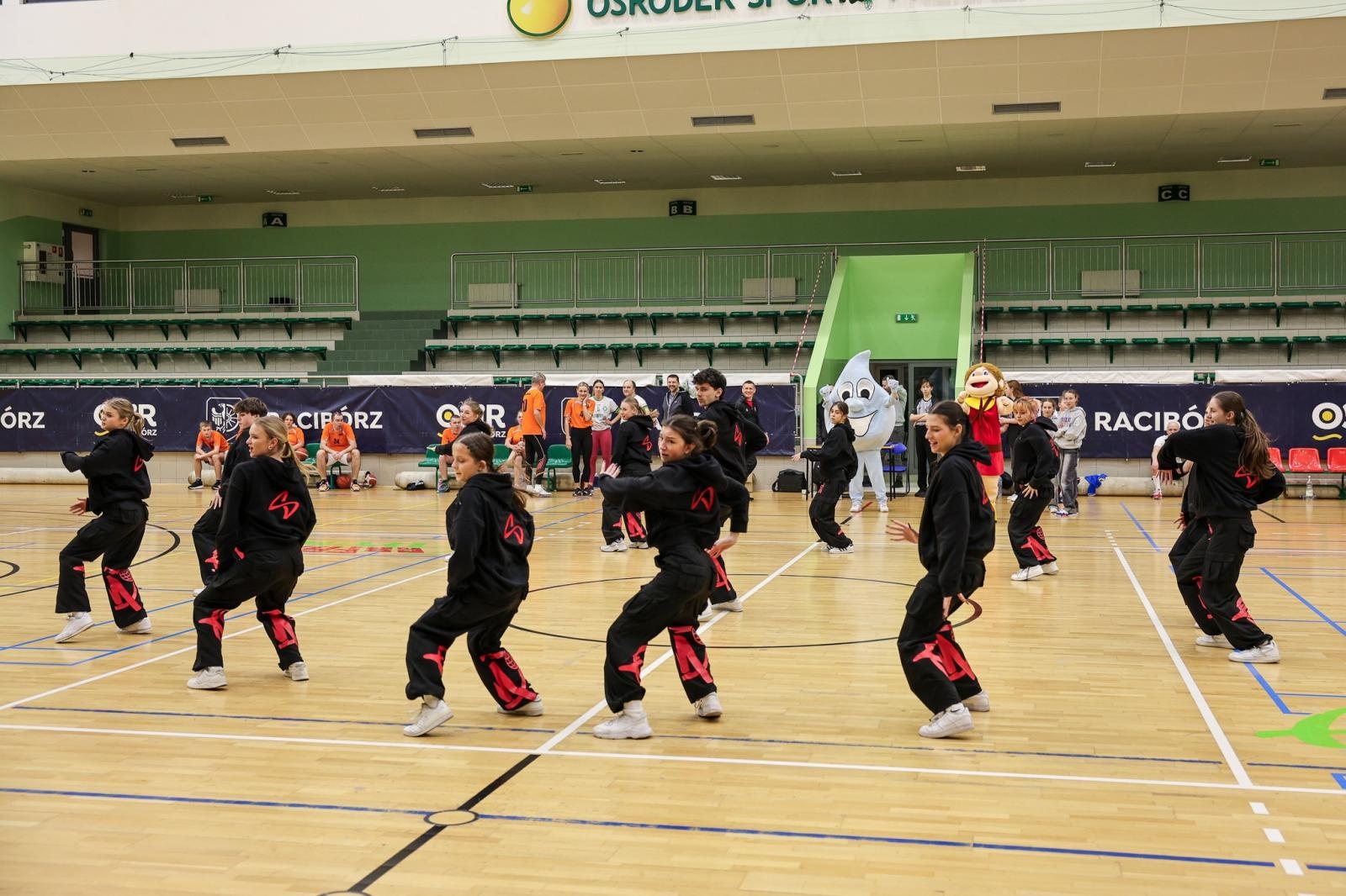 Zdjęcie w galerii na portalu naszraciborz.pl: Kosmiczny mecz koszykówki podczas 34. Finału WOŚP w Raciborzu wiadomości z regionu