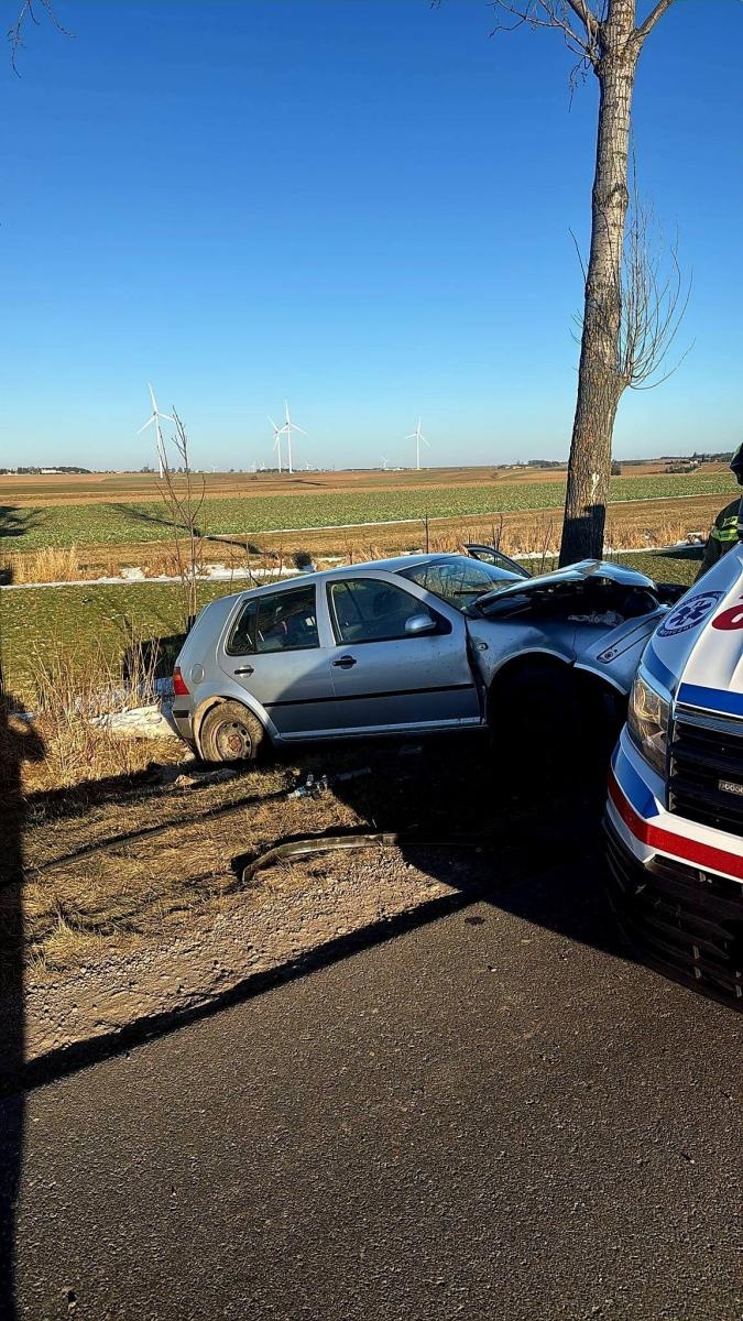 Zdjęcie w galerii na portalu naszraciborz.pl: Samochód uderzył w drzewo na drodze Pawłów – Krowiarki wiadomości z regionu