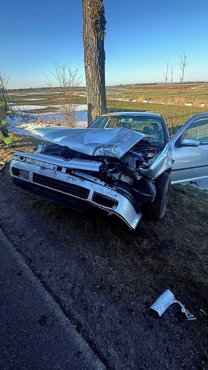 Zdjęcie w galerii na portalu naszraciborz.pl: Samochód uderzył w drzewo na drodze Pawłów – Krowiarki wiadomości z regionu