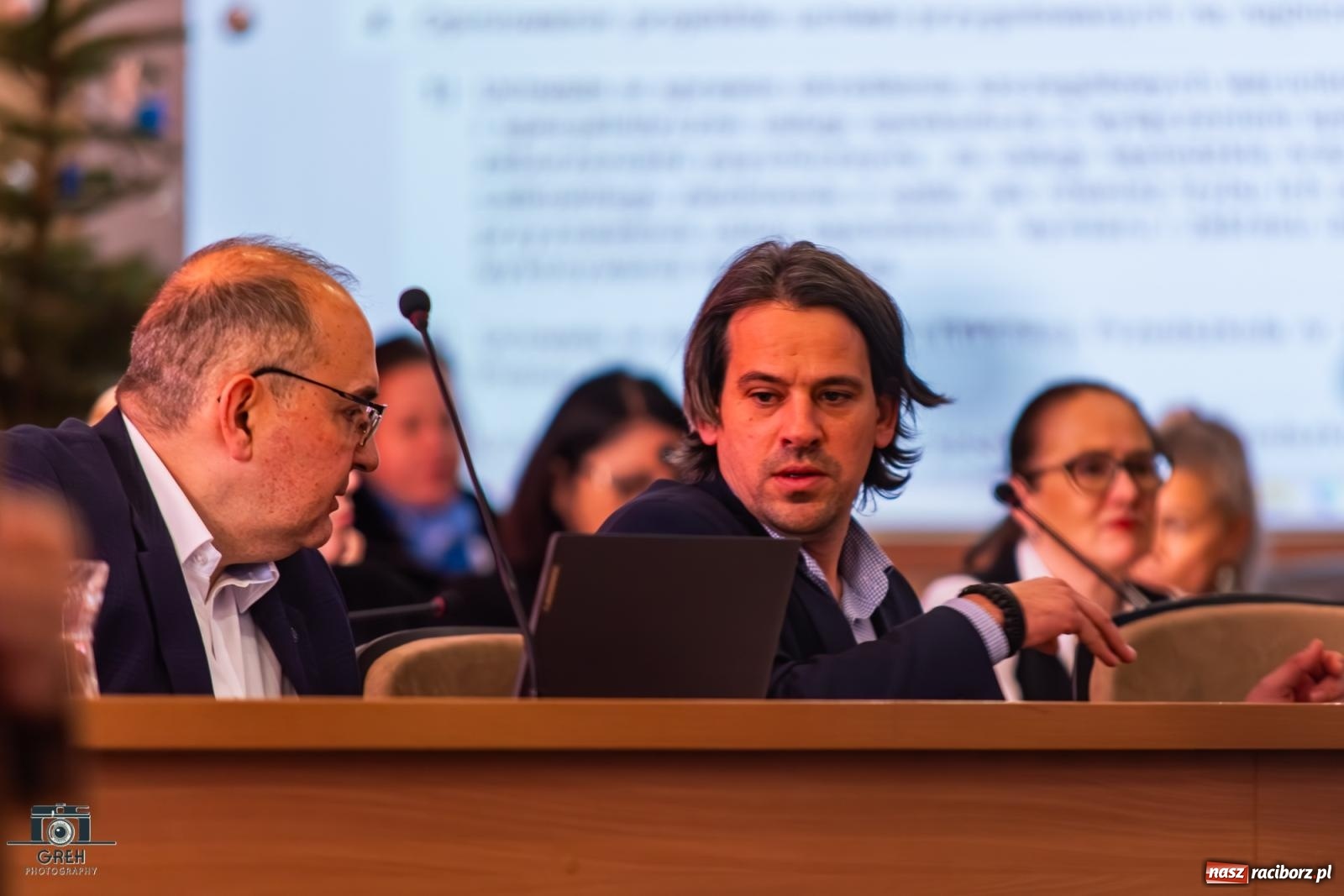 Zdjęcie w galerii na portalu naszraciborz.pl: Burzliwa debata o reformie raciborskiej oświaty: nauczyciele, rodzice, władze i radni w ostrym starciu wiadomości z regionu