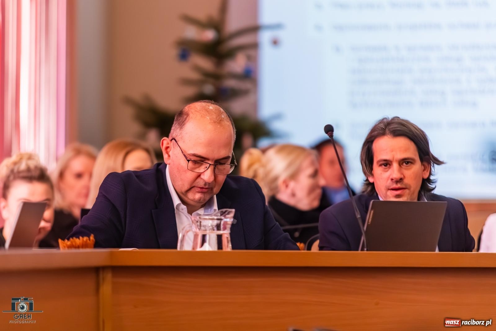 Zdjęcie w galerii na portalu naszraciborz.pl: Burzliwa debata o reformie raciborskiej oświaty: nauczyciele, rodzice, władze i radni w ostrym starciu wiadomości z regionu