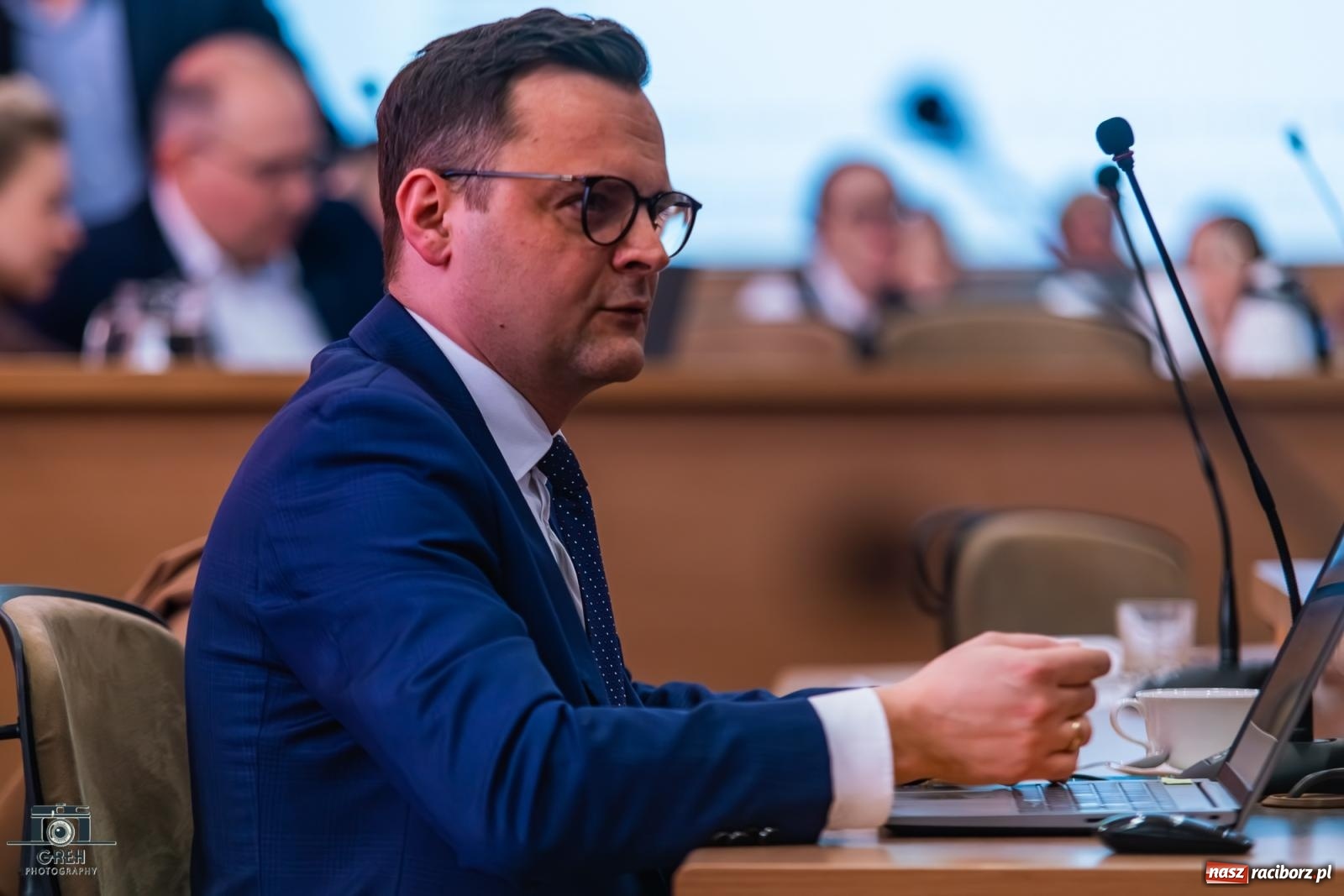 Zdjęcie w galerii na portalu naszraciborz.pl: Burzliwa debata o reformie raciborskiej oświaty: nauczyciele, rodzice, władze i radni w ostrym starciu wiadomości z regionu