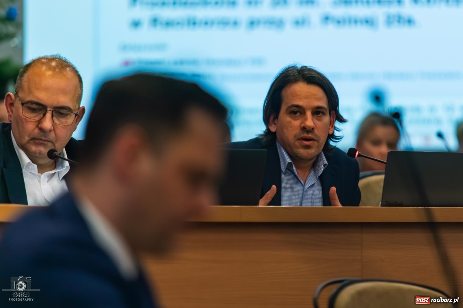 Zdjęcie w galerii na portalu naszraciborz.pl: Burzliwa debata o reformie raciborskiej oświaty: nauczyciele, rodzice, władze i radni w ostrym starciu wiadomości z regionu