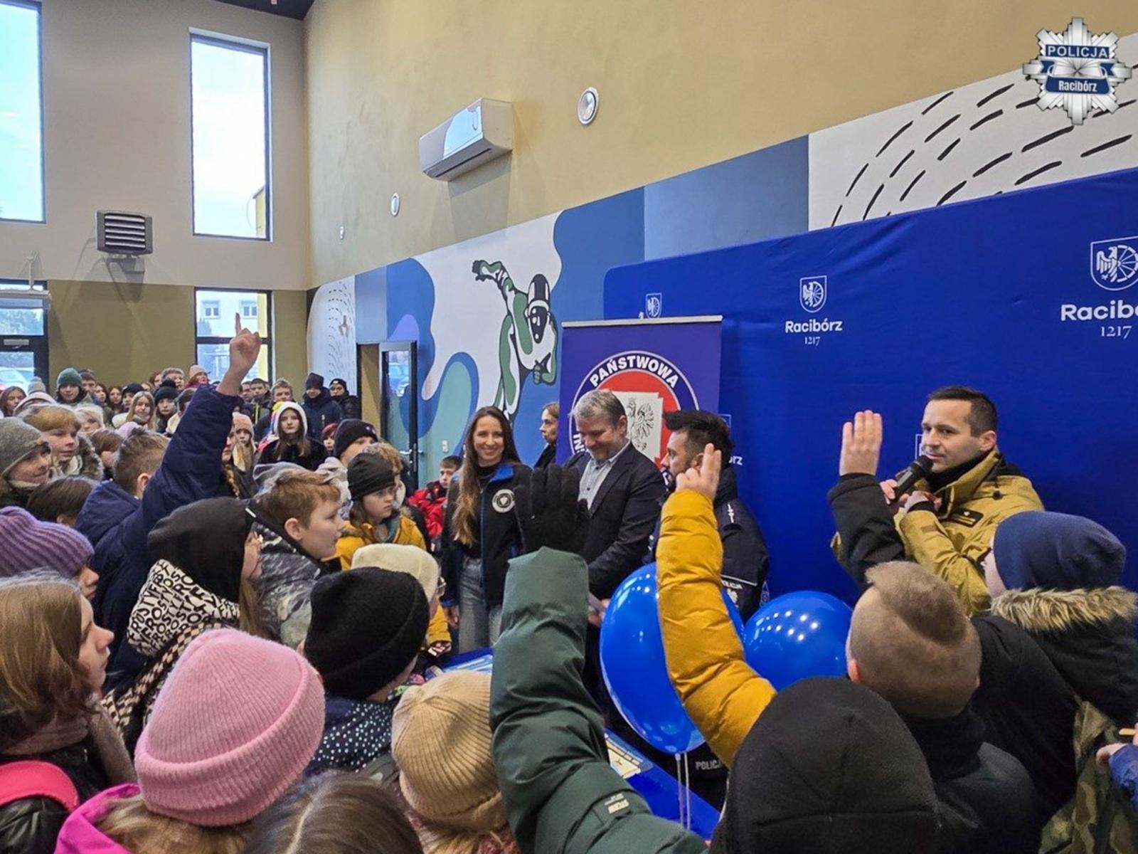 Zdjęcie w galerii na portalu naszraciborz.pl: Bezpieczne szaleństwo na lodzie w Raciborzu wiadomości z regionu