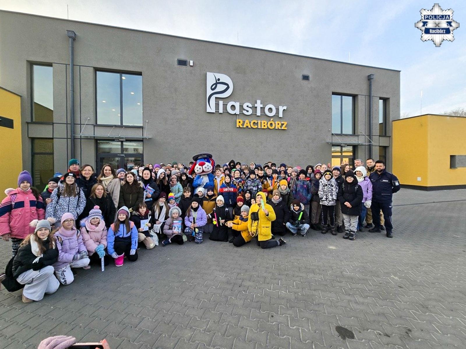 Zdjęcie w galerii na portalu naszraciborz.pl: Bezpieczne szaleństwo na lodzie w Raciborzu wiadomości z regionu