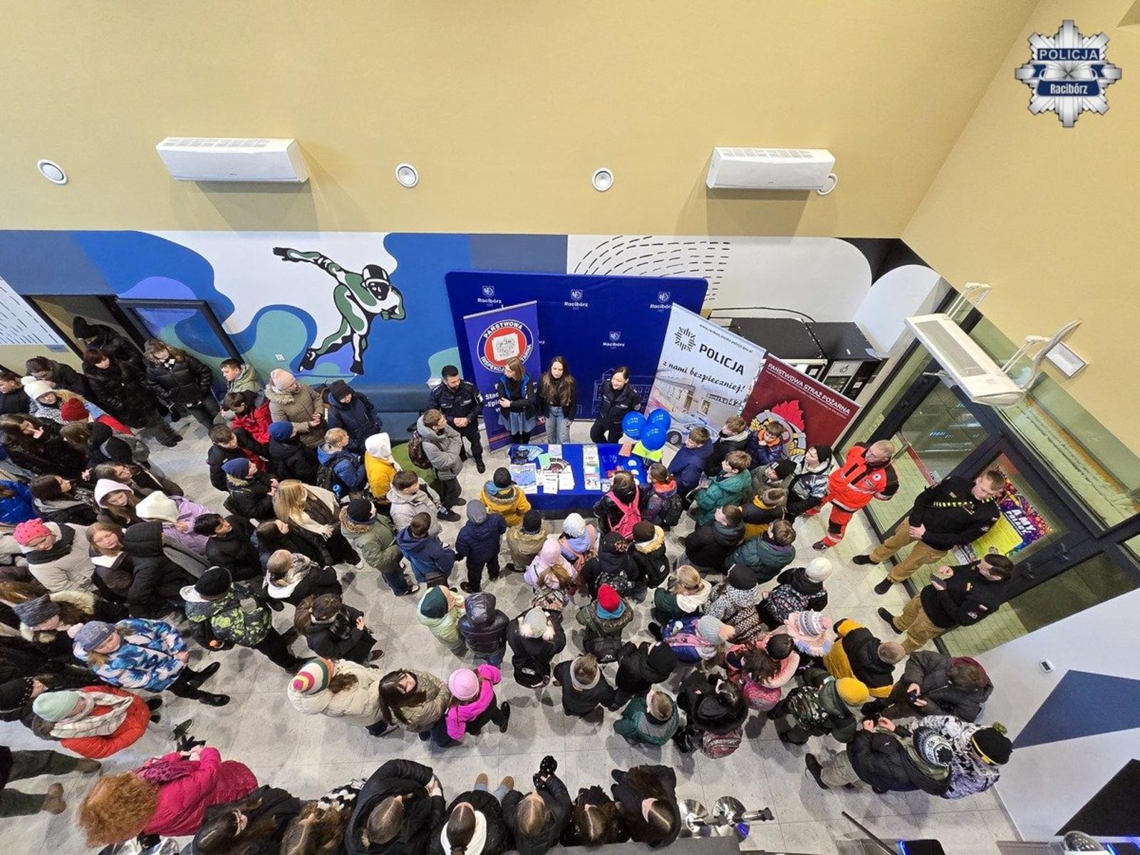 Zdjęcie w galerii na portalu naszraciborz.pl: Bezpieczne szaleństwo na lodzie w Raciborzu wiadomości z regionu