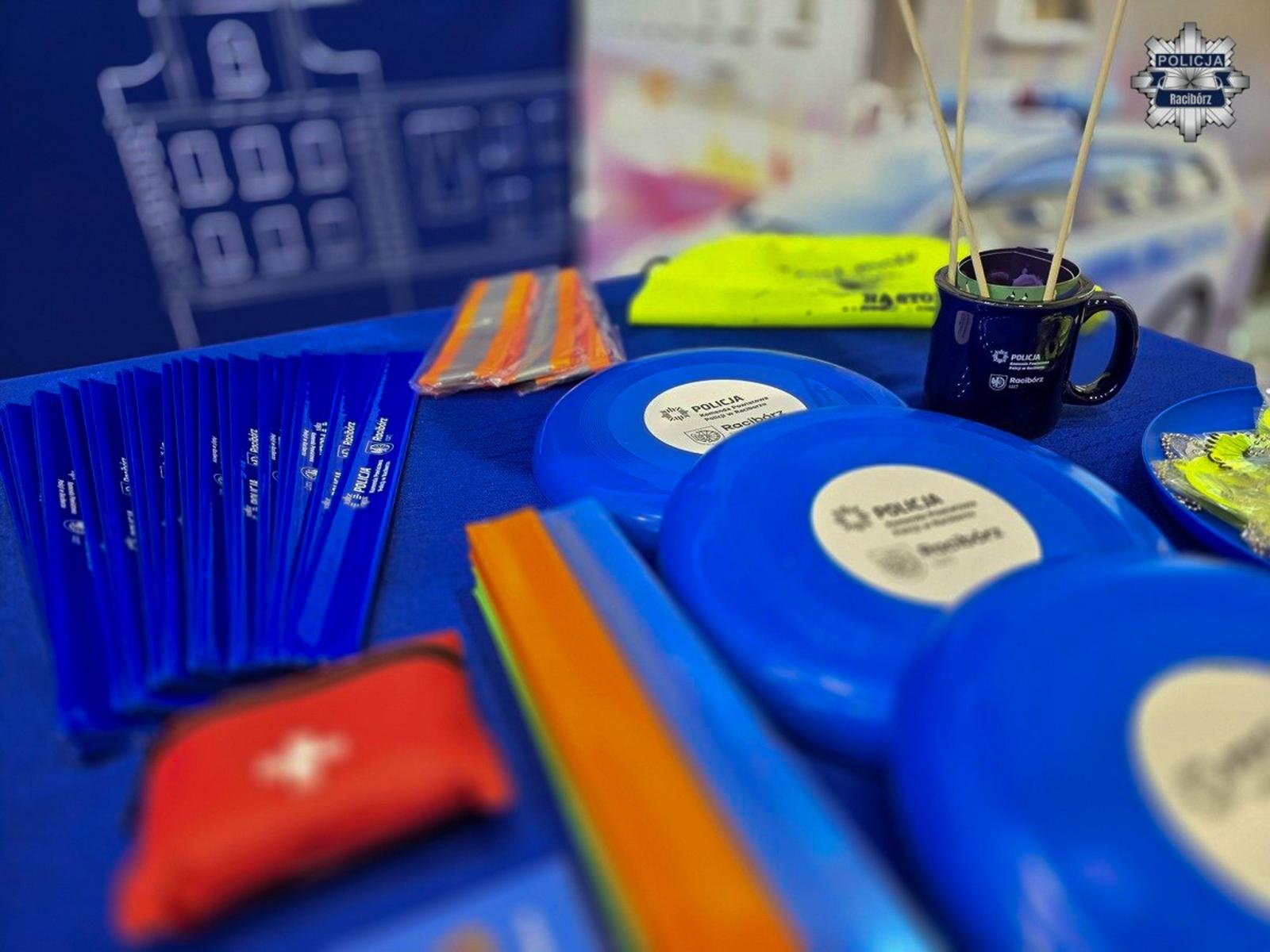 Zdjęcie w galerii na portalu naszraciborz.pl: Bezpieczne szaleństwo na lodzie w Raciborzu wiadomości z regionu