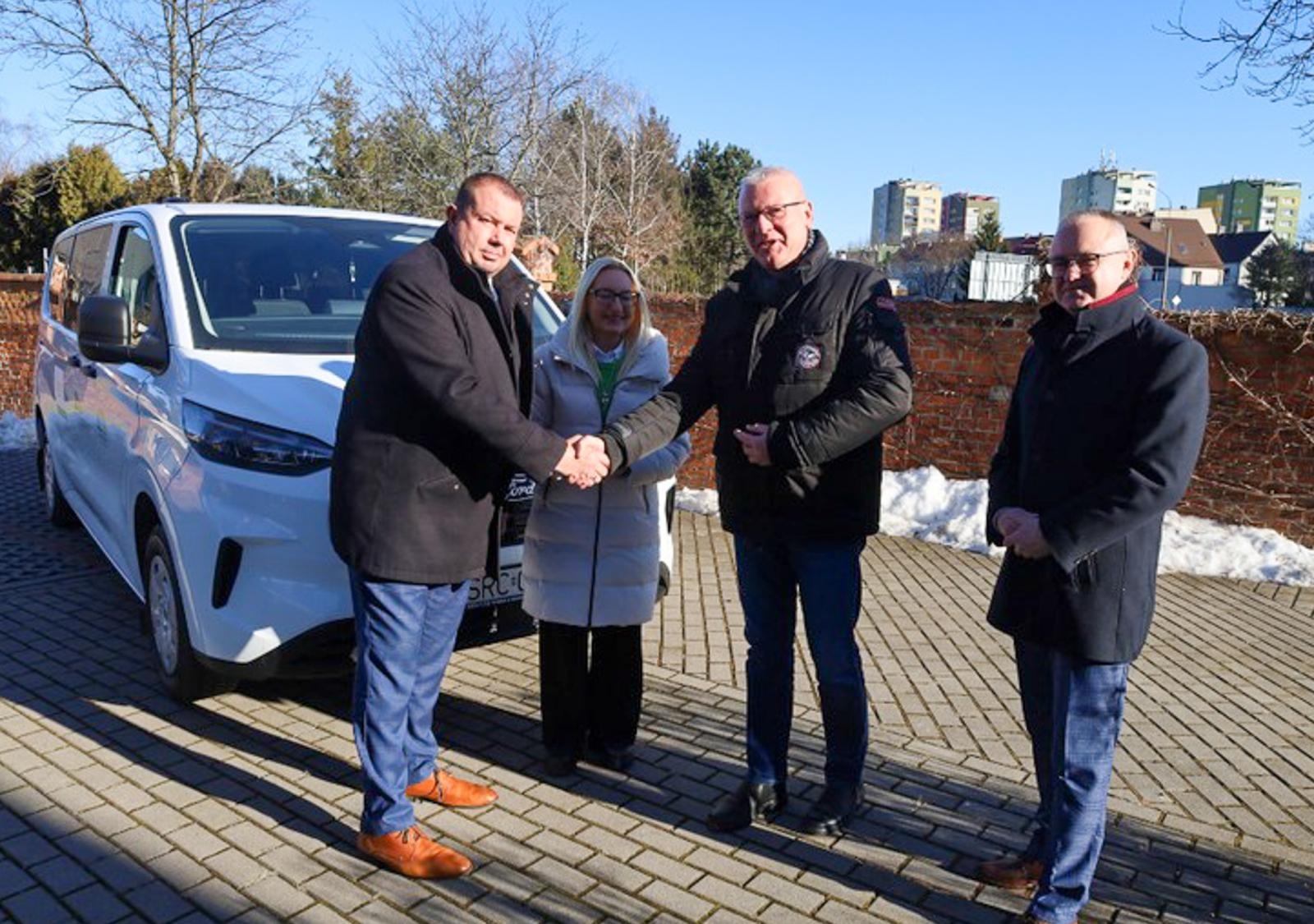 Zdjęcie w galerii na portalu naszraciborz.pl: Nowy mikrobus dla mieszkańców Gminy Kornowac wiadomości z regionu