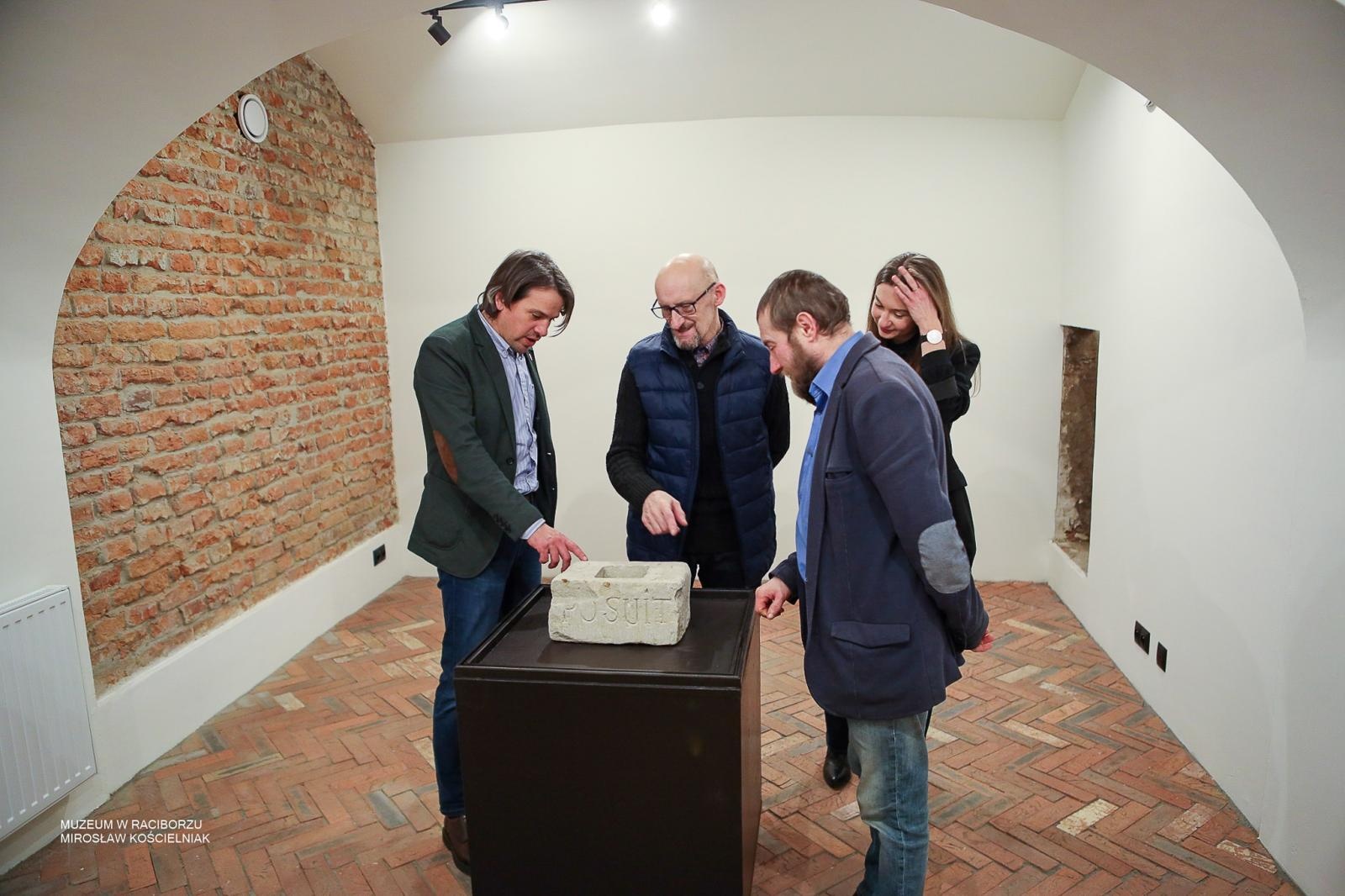 Zdjęcie w galerii na portalu naszraciborz.pl: Tajemnice kamienicy przy ul. Chopina 12. Muzeum odsłoniło podziemny Racibórz wiadomości z regionu