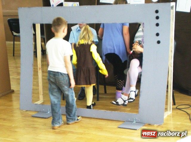 Zdjęcie w galerii na portalu naszraciborz.pl: Debiutowali występem dla mam wiadomości z regionu