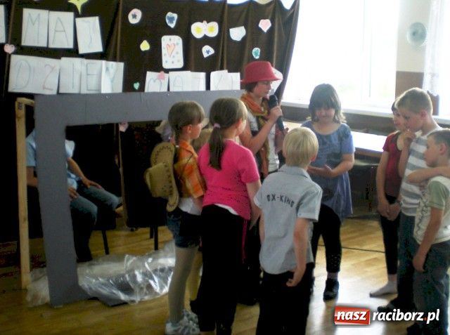 Zdjęcie w galerii na portalu naszraciborz.pl: Debiutowali występem dla mam wiadomości z regionu