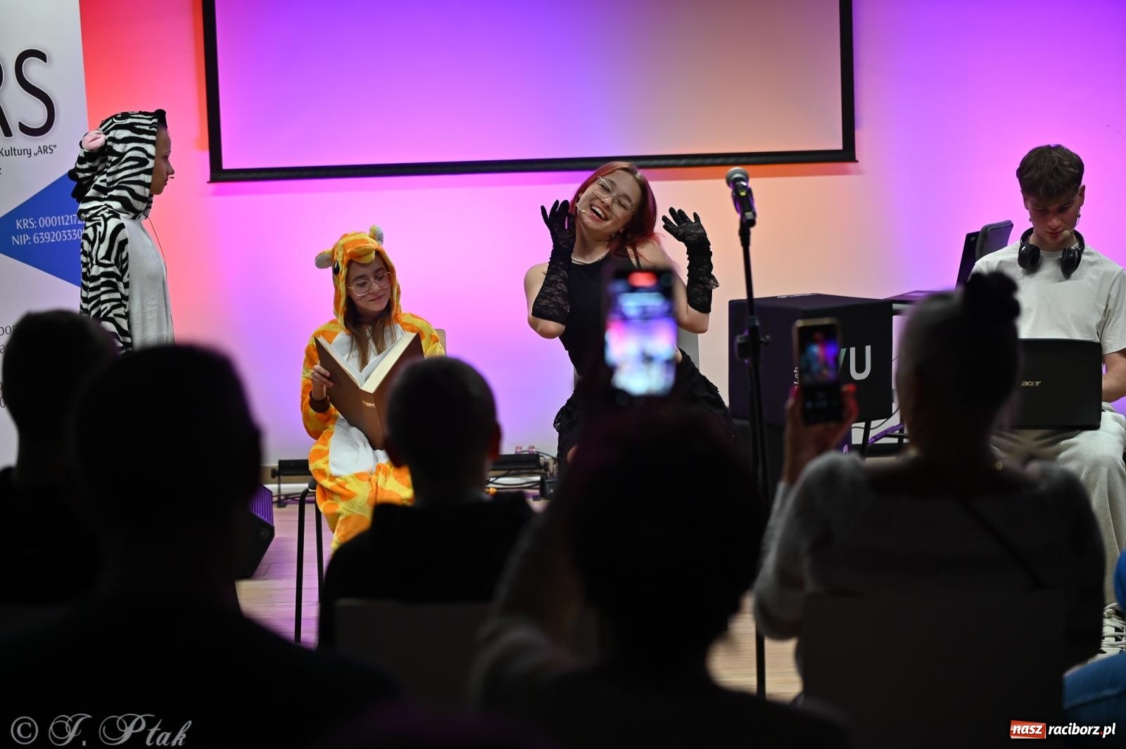 Zdjęcie w galerii na portalu naszraciborz.pl: Spektakl Rodzina w Urban Labie. Premiera grupy teatralnej IRREALIS w Raciborzu wiadomości z regionu