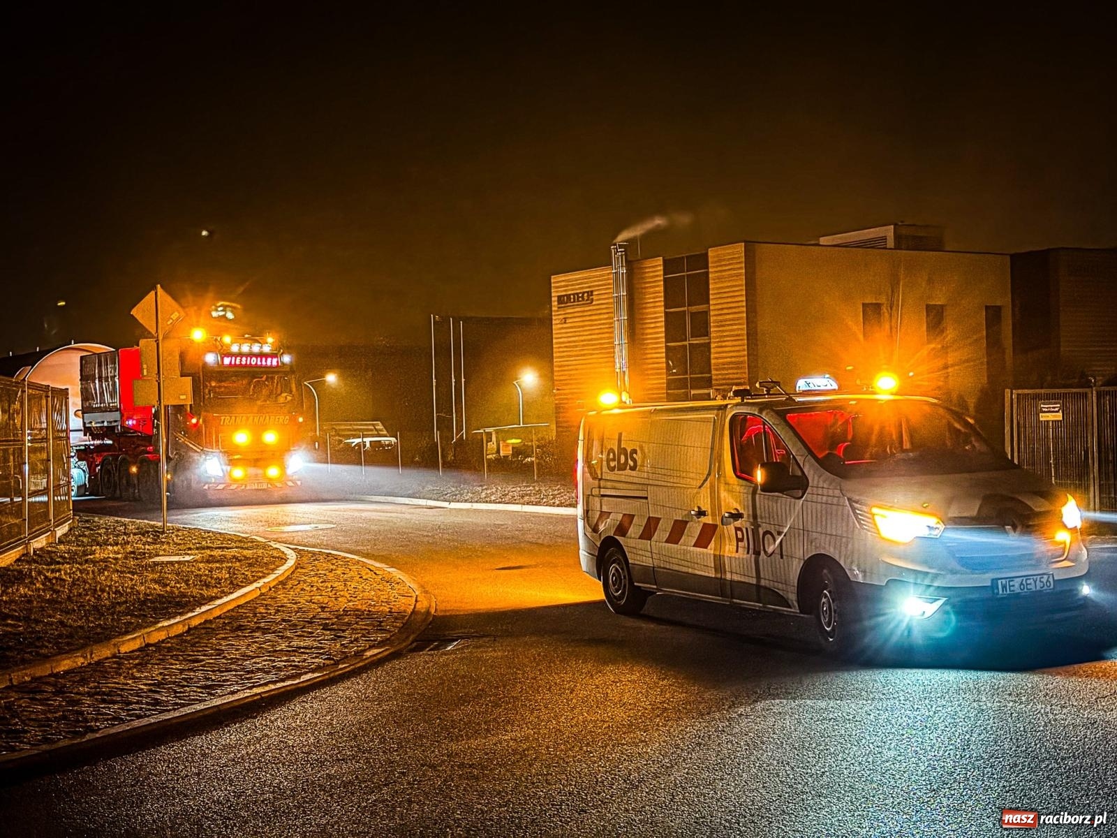 Zdjęcie w galerii na portalu naszraciborz.pl: Potężny akumulator ruszył z Raciborza do Żywca. Nie obyło się bez problemów [FOTO i WIDEO] wiadomości z regionu