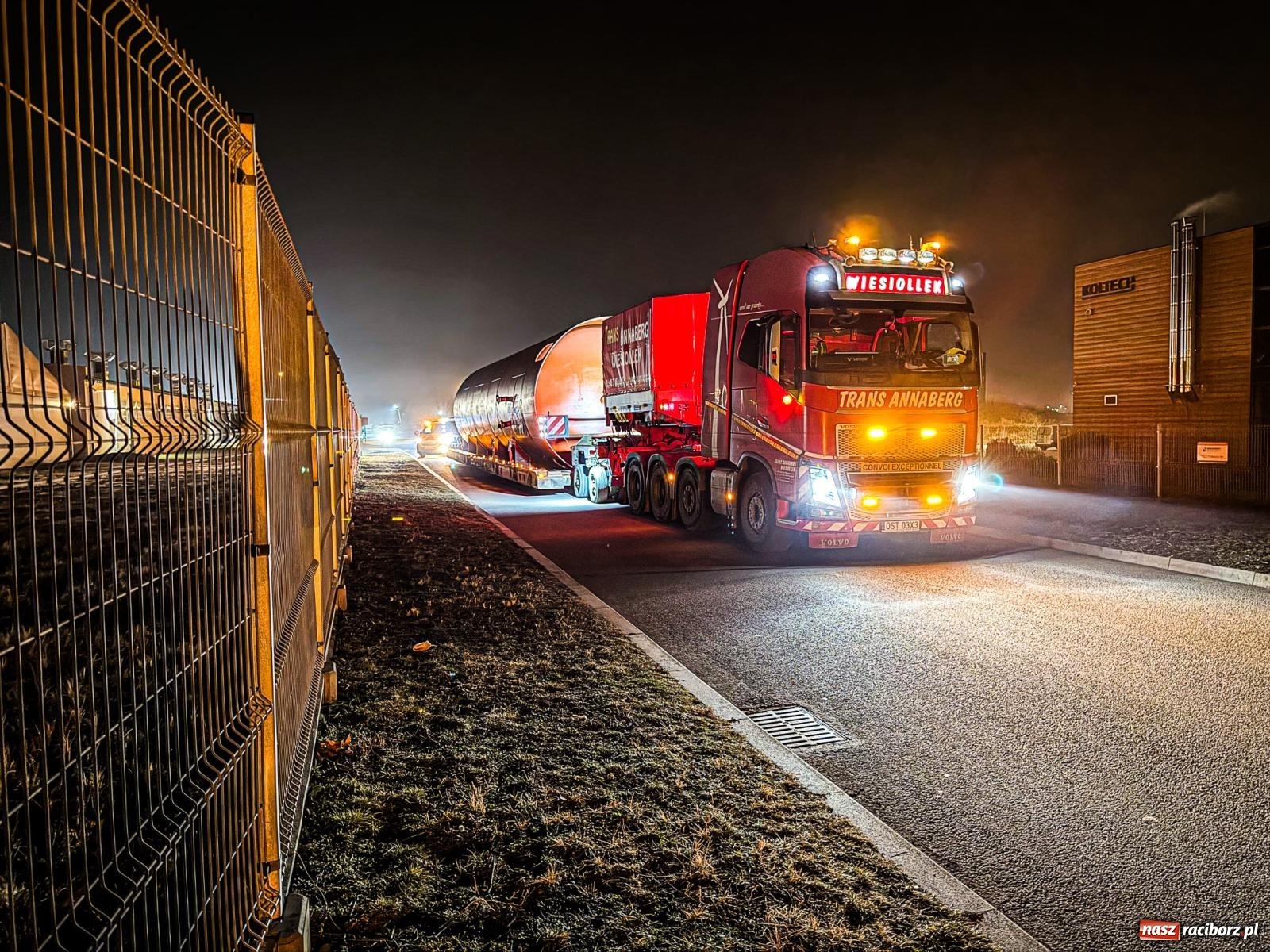 Zdjęcie w galerii na portalu naszraciborz.pl: Potężny akumulator ruszył z Raciborza do Żywca. Nie obyło się bez problemów [FOTO i WIDEO] wiadomości z regionu