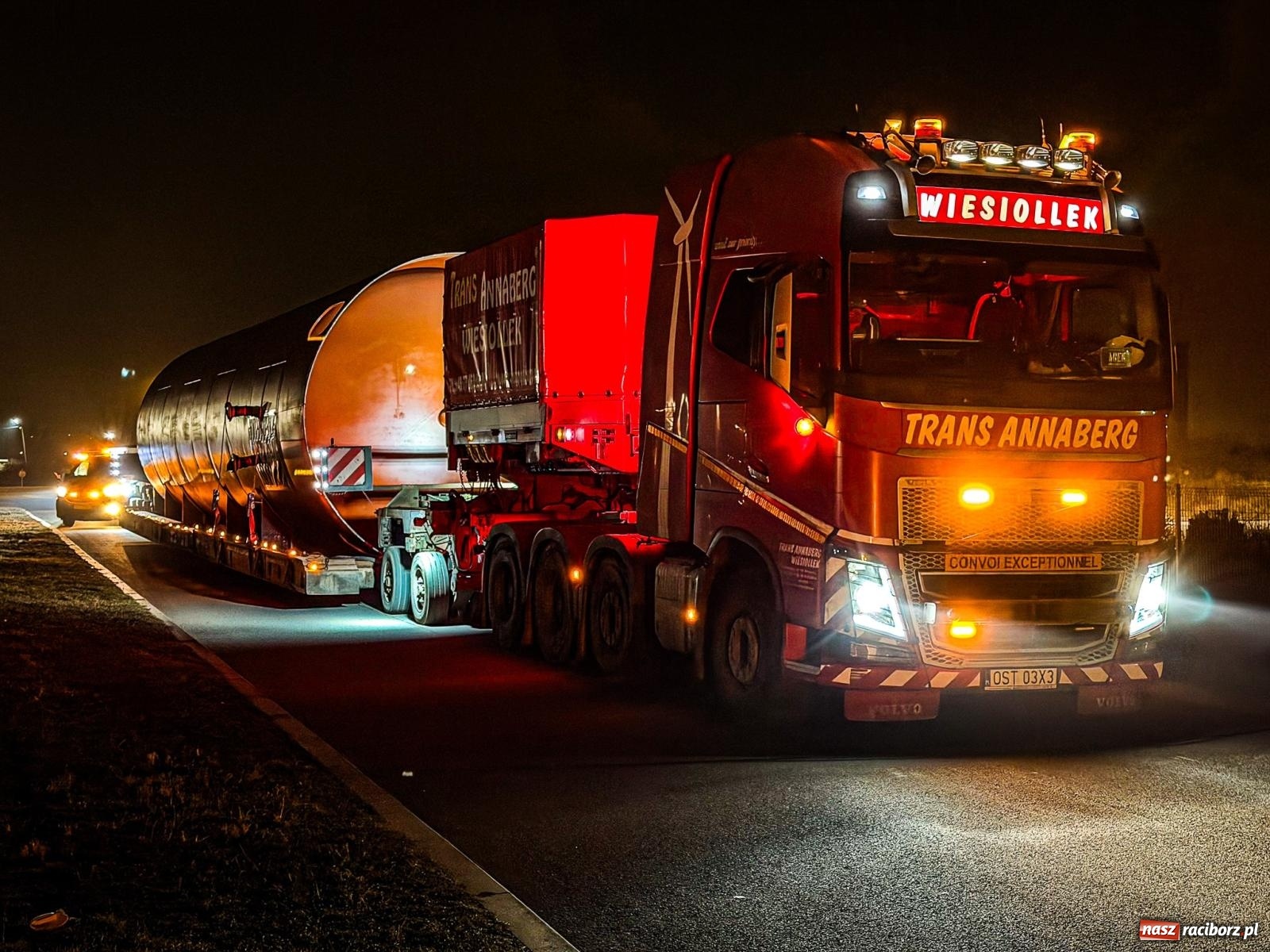 Zdjęcie w galerii na portalu naszraciborz.pl: Potężny akumulator ruszył z Raciborza do Żywca. Nie obyło się bez problemów [FOTO i WIDEO] wiadomości z regionu
