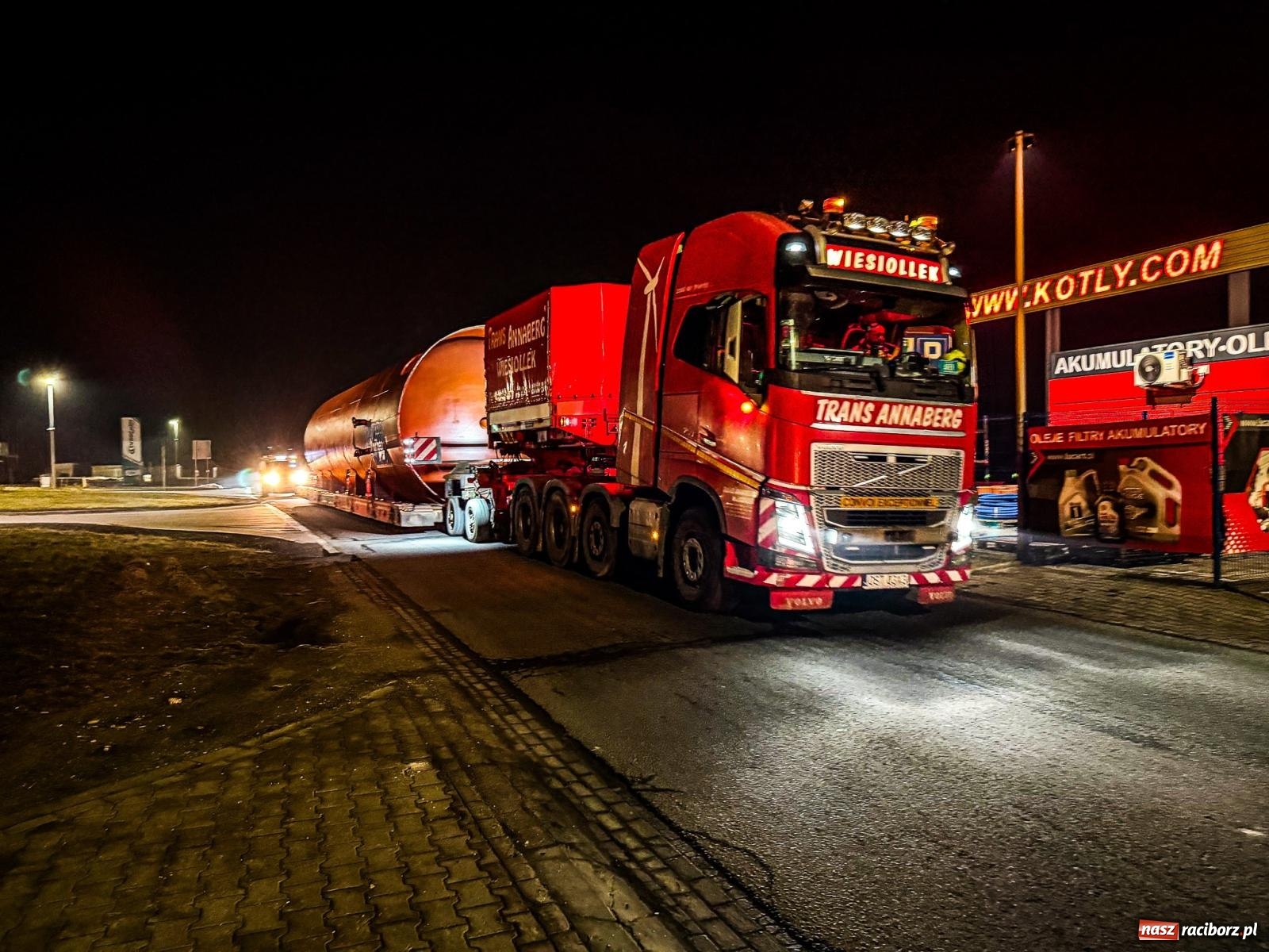 Zdjęcie w galerii na portalu naszraciborz.pl: Potężny akumulator ruszył z Raciborza do Żywca. Nie obyło się bez problemów [FOTO i WIDEO] wiadomości z regionu